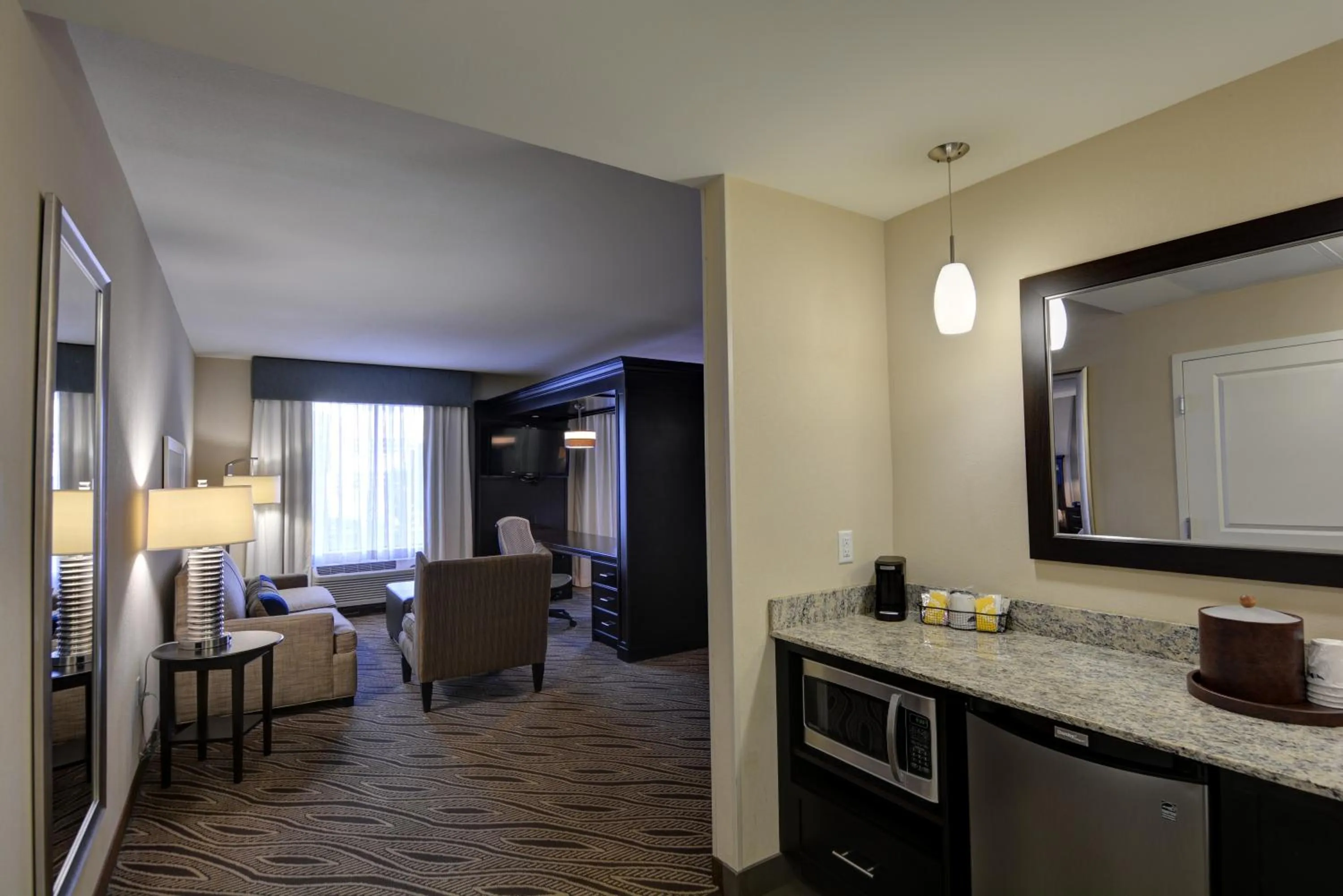 Kitchen or kitchenette in Hampton Inn & Suites Denver Airport / Gateway Park