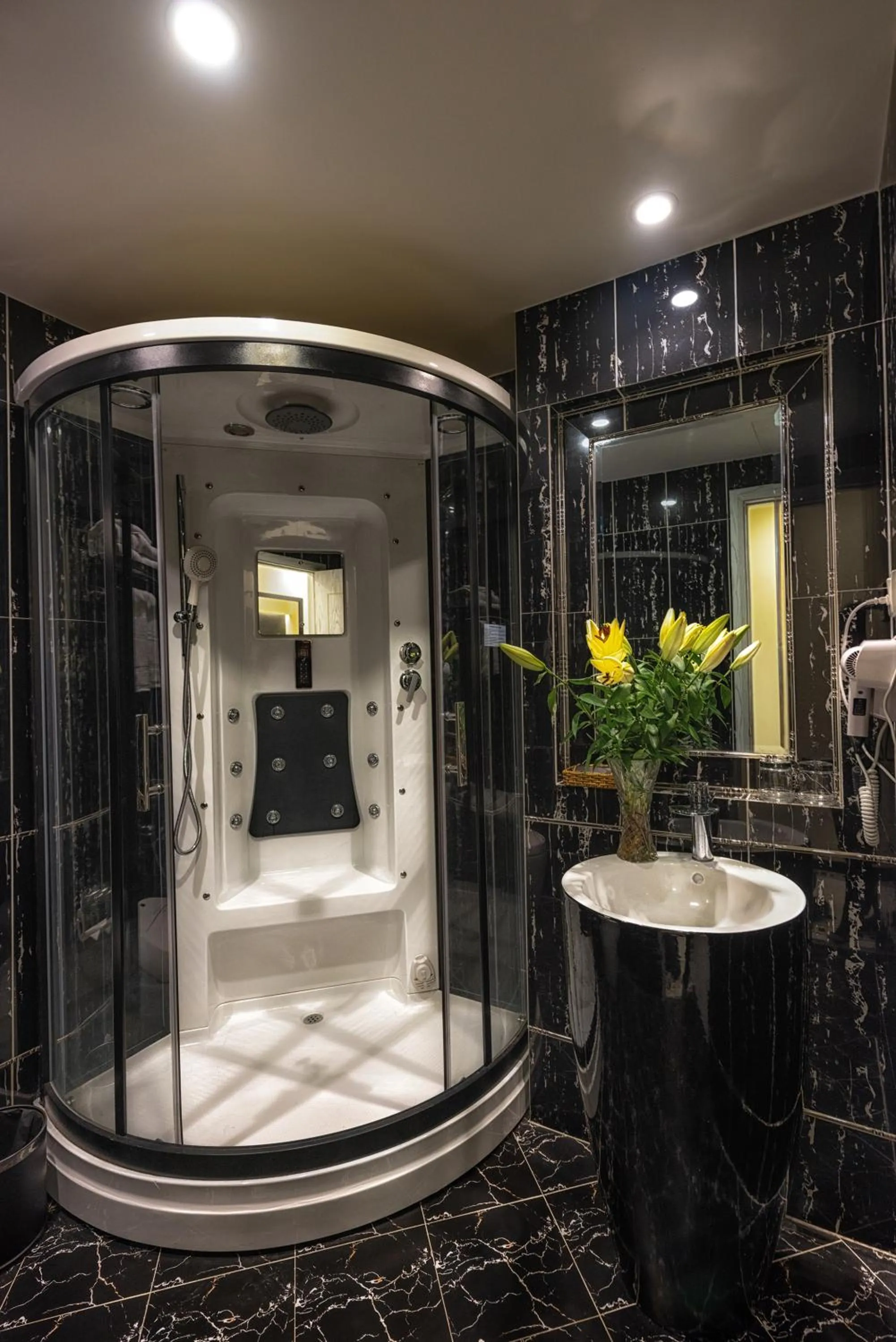 Tuong Vi Hotel Saigon