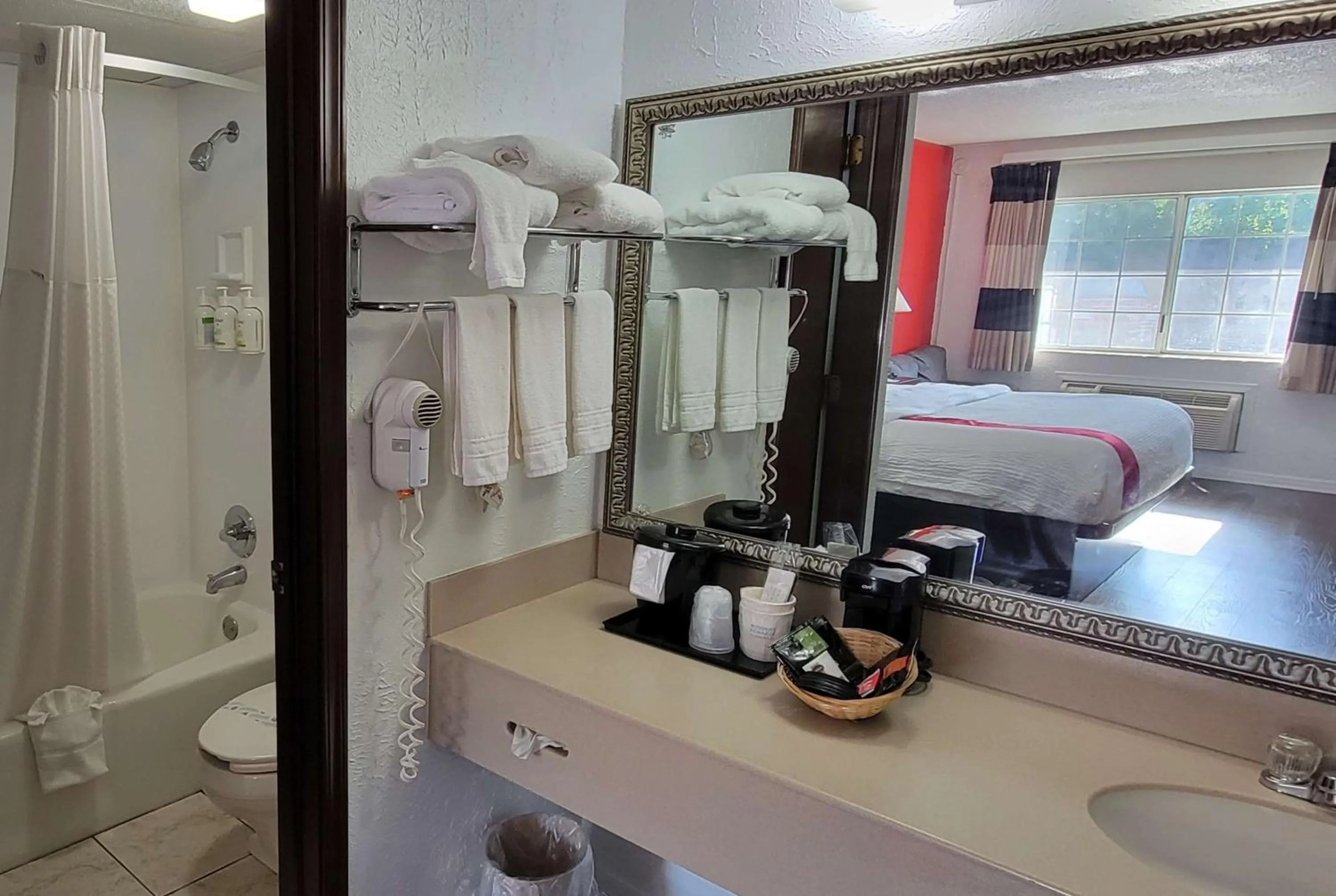 TV and multimedia in Ramada by Wyndham Mountain Home