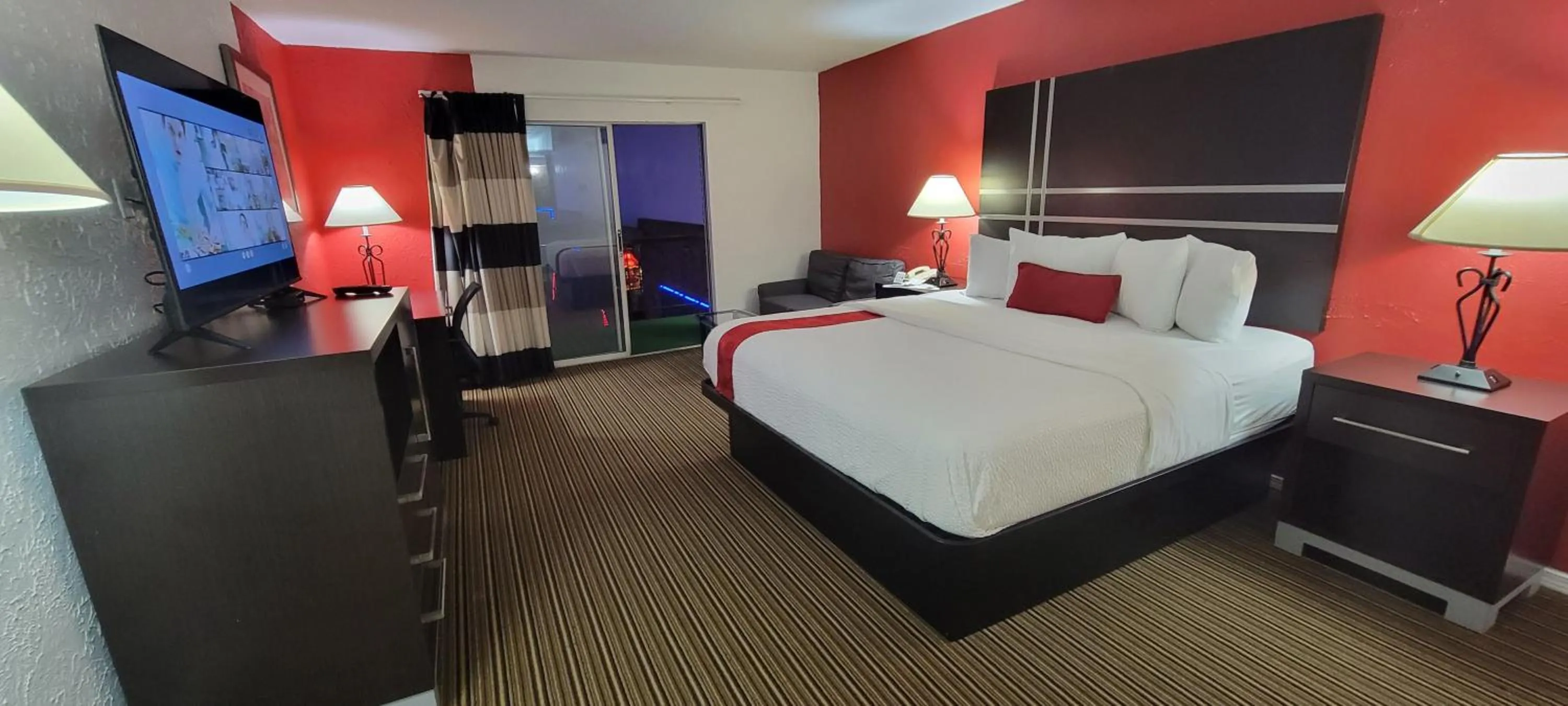 Toilet, Bed in Ramada by Wyndham Mountain Home