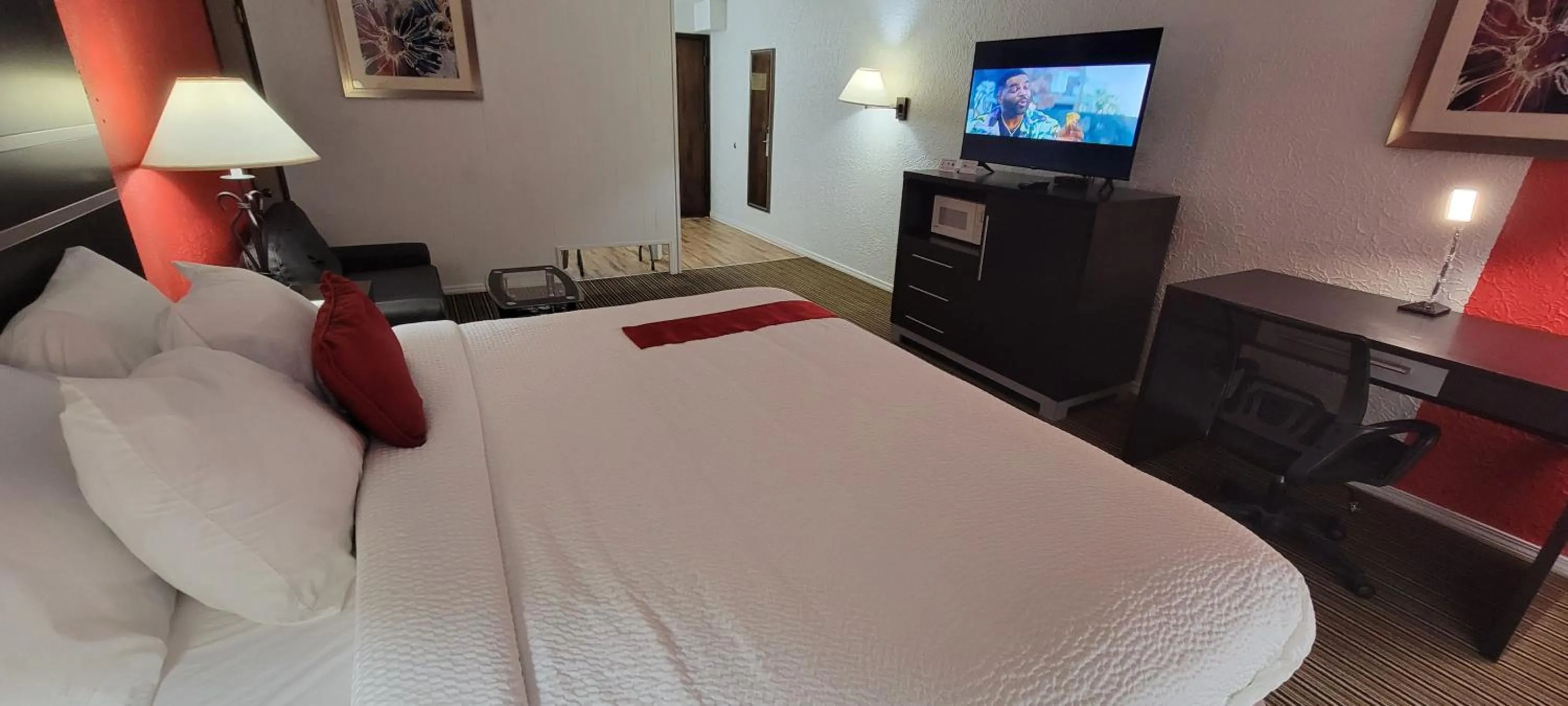 Toilet, Bed in Ramada by Wyndham Mountain Home