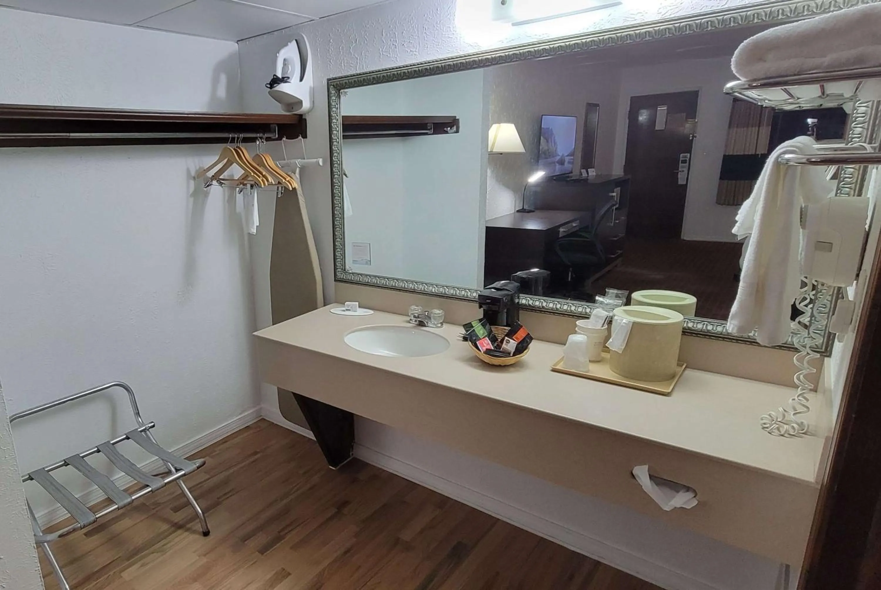 TV and multimedia in Ramada by Wyndham Mountain Home