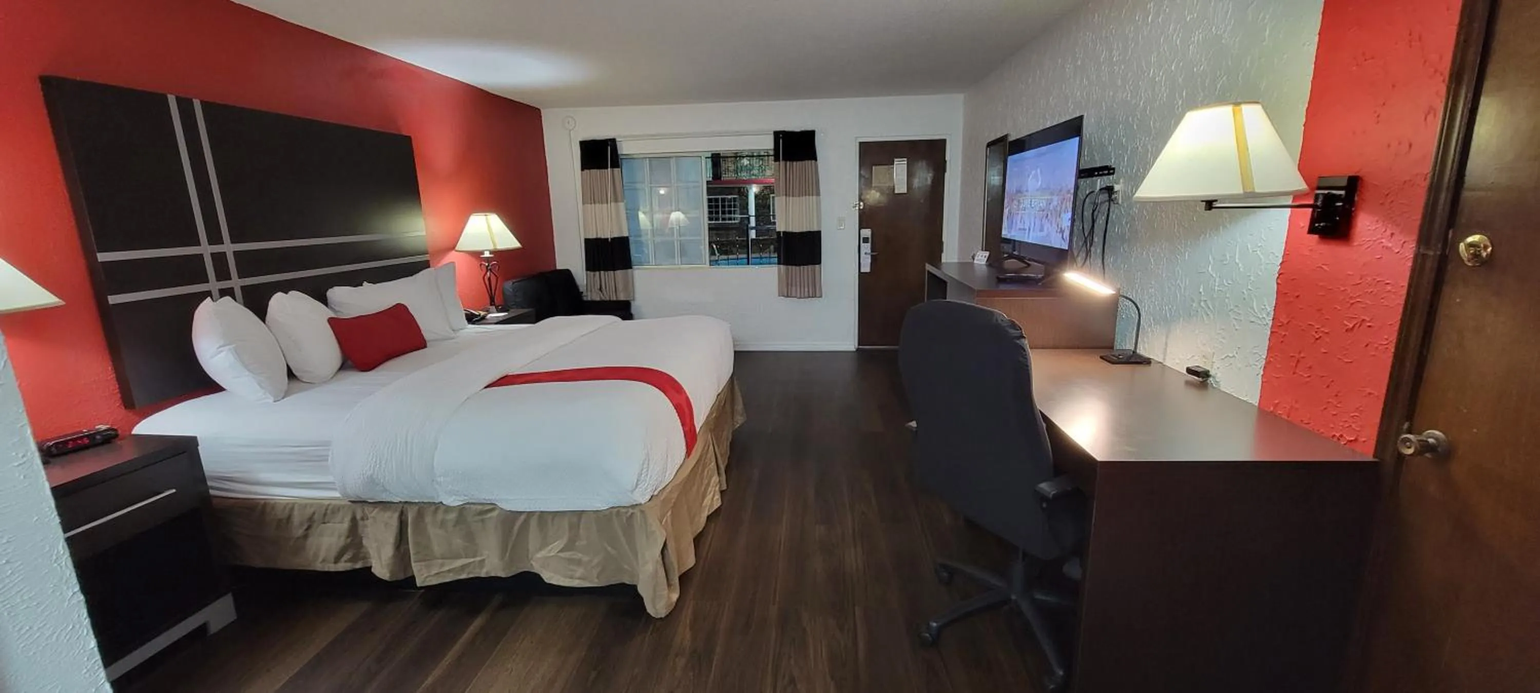 Toilet, Bed in Ramada by Wyndham Mountain Home