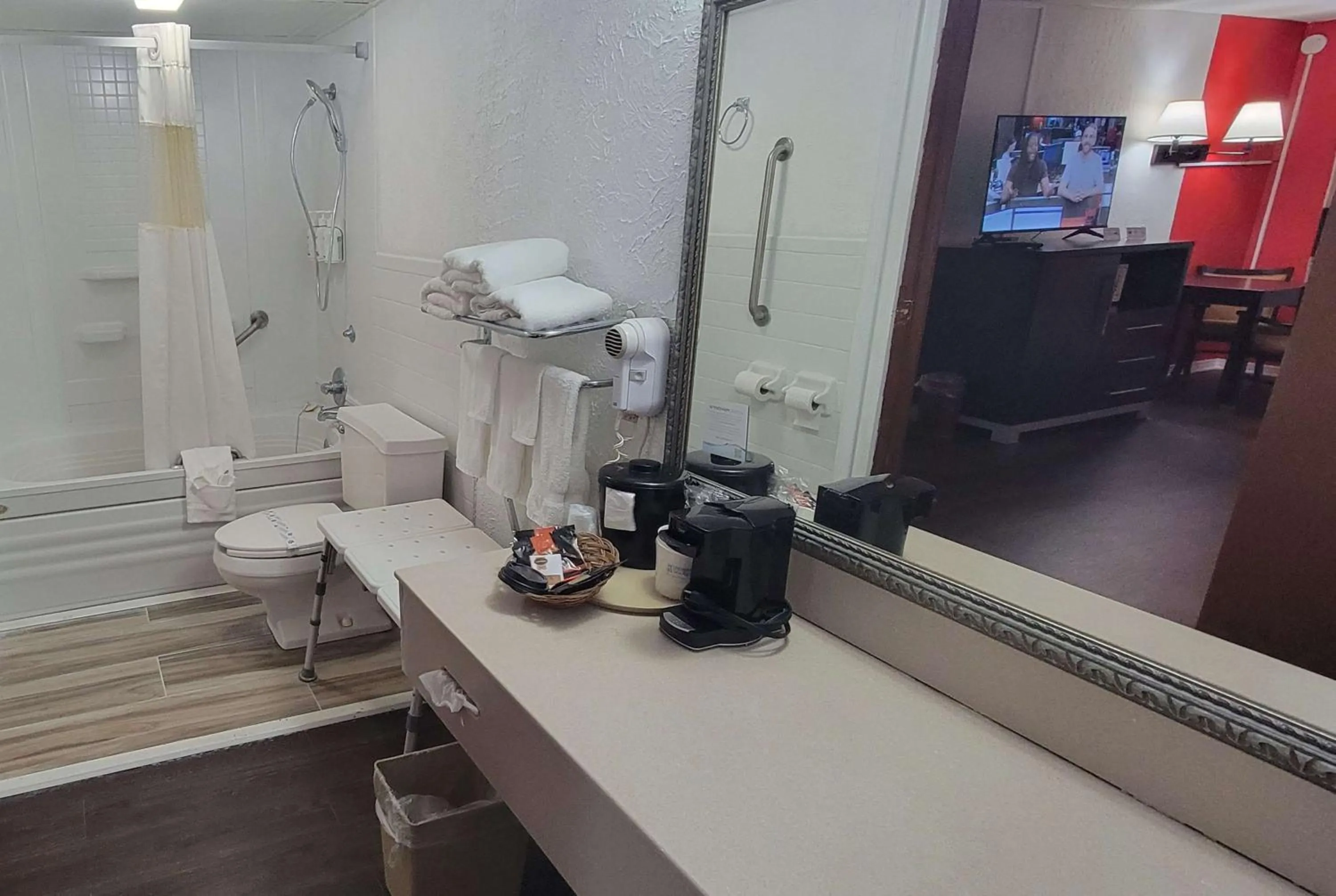 TV and multimedia in Ramada by Wyndham Mountain Home