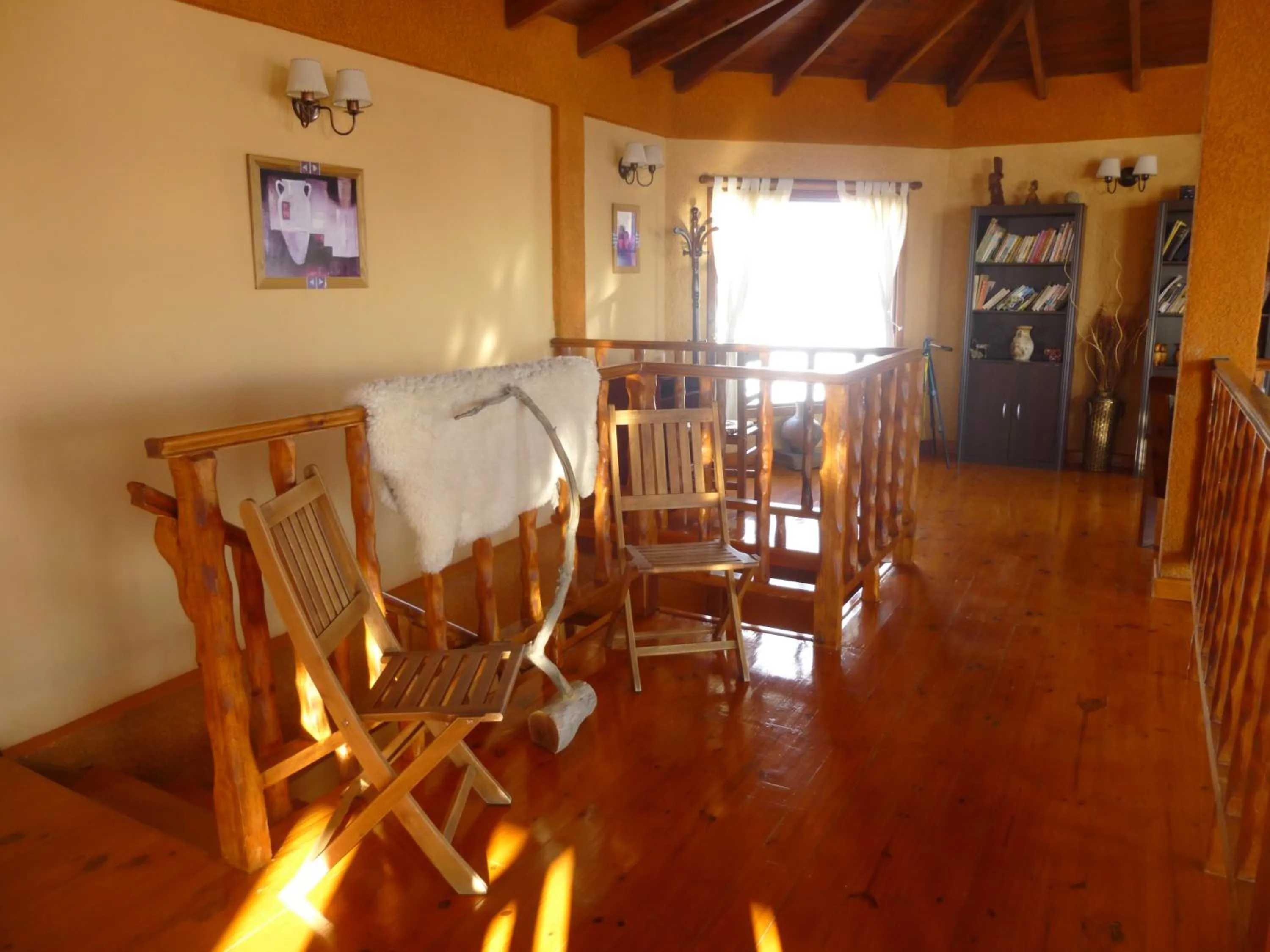 Communal lounge/ TV room in Hosteria Rukahué