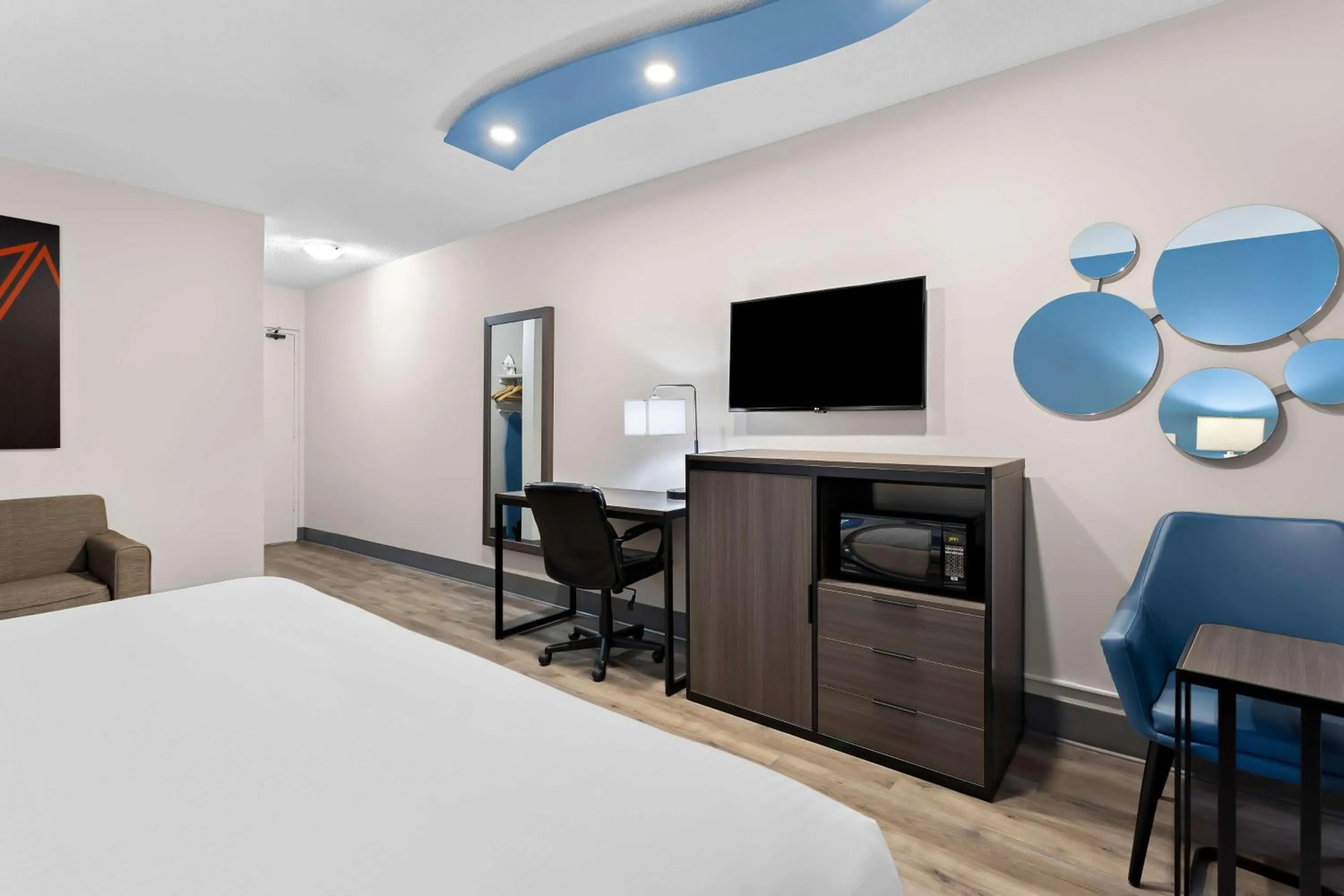 Bedroom, Bed in Howard Johnson Plaza by Wyndham Windsor