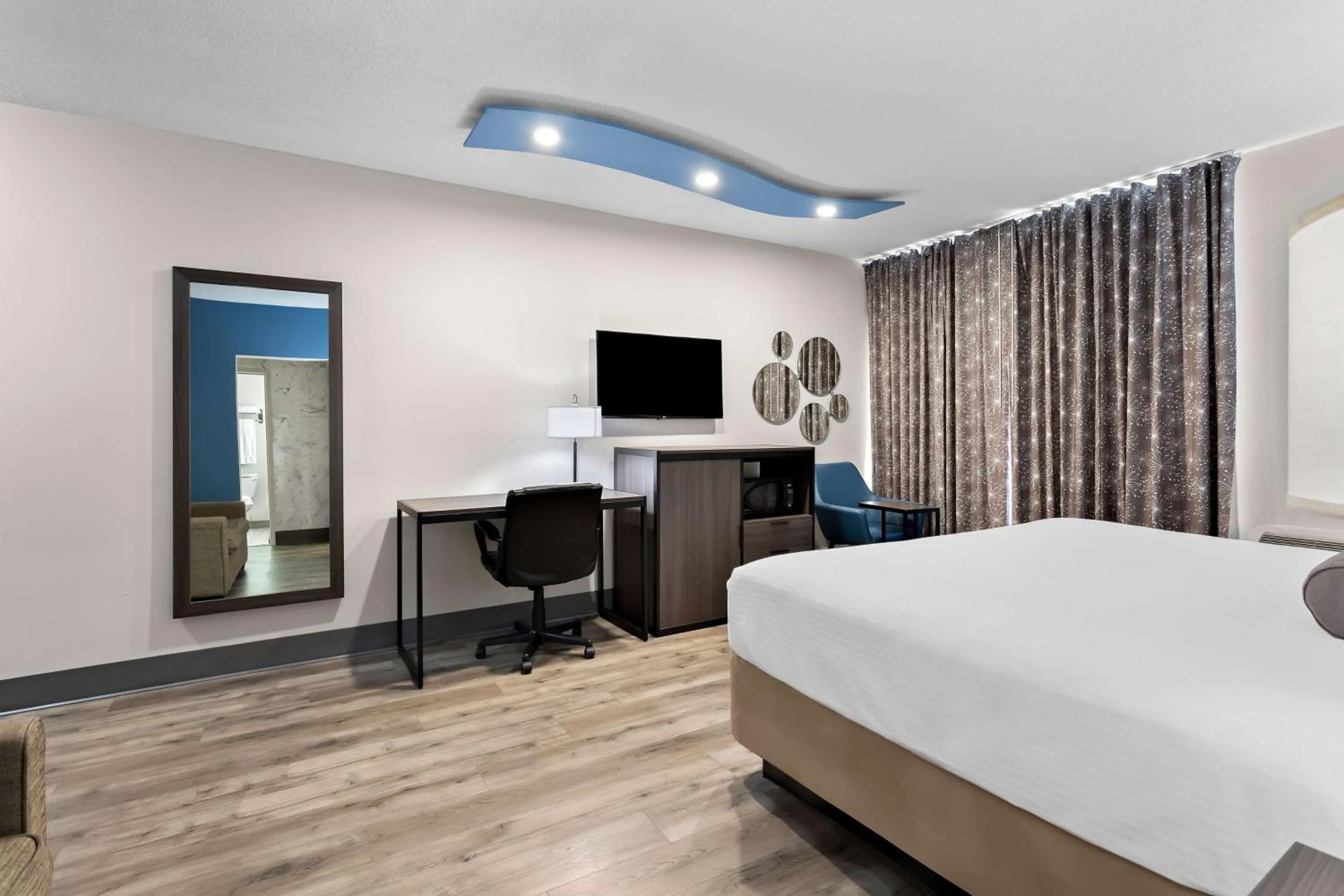 Bedroom, Bed in Howard Johnson Plaza by Wyndham Windsor