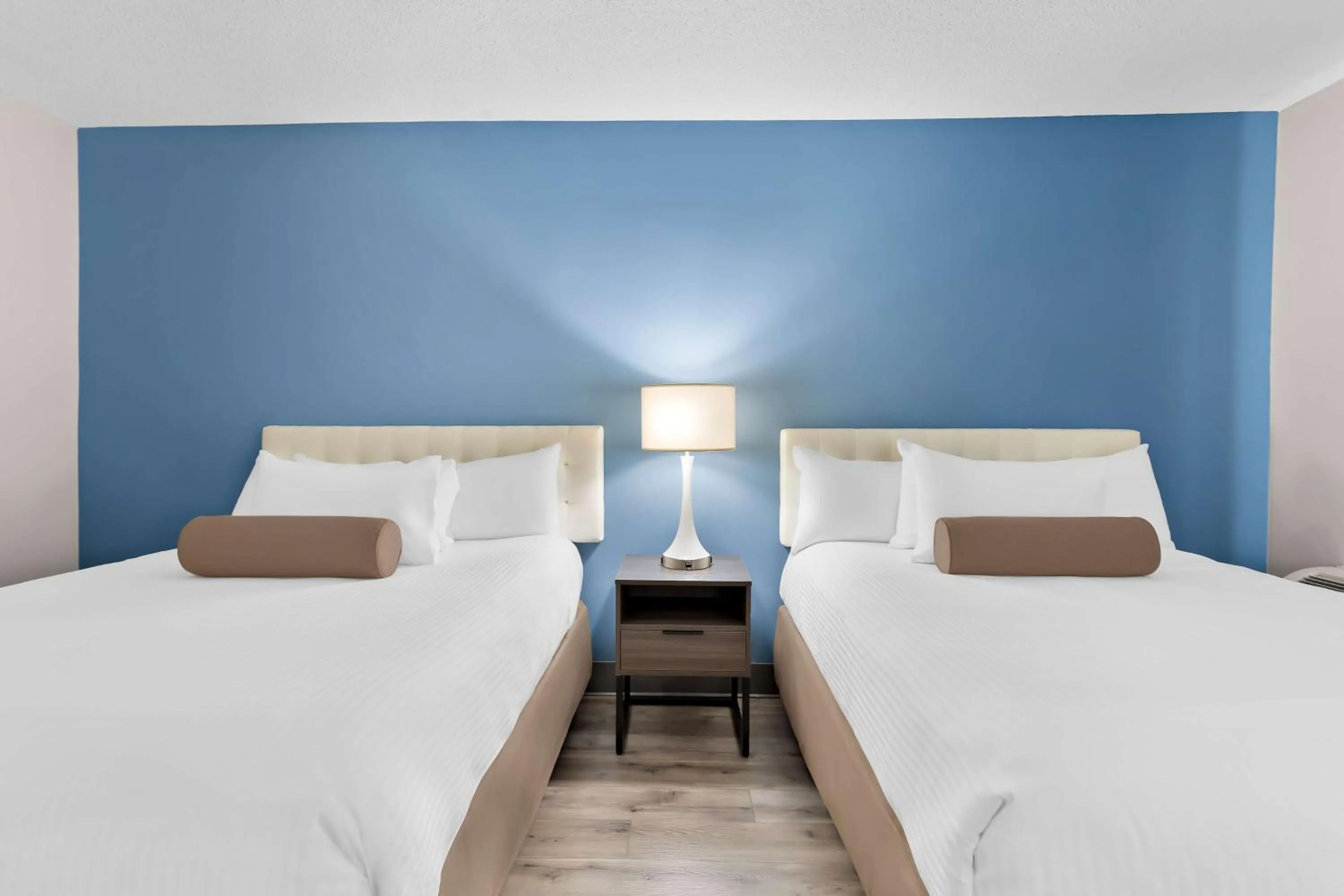 Bedroom, Bed in Howard Johnson Plaza by Wyndham Windsor