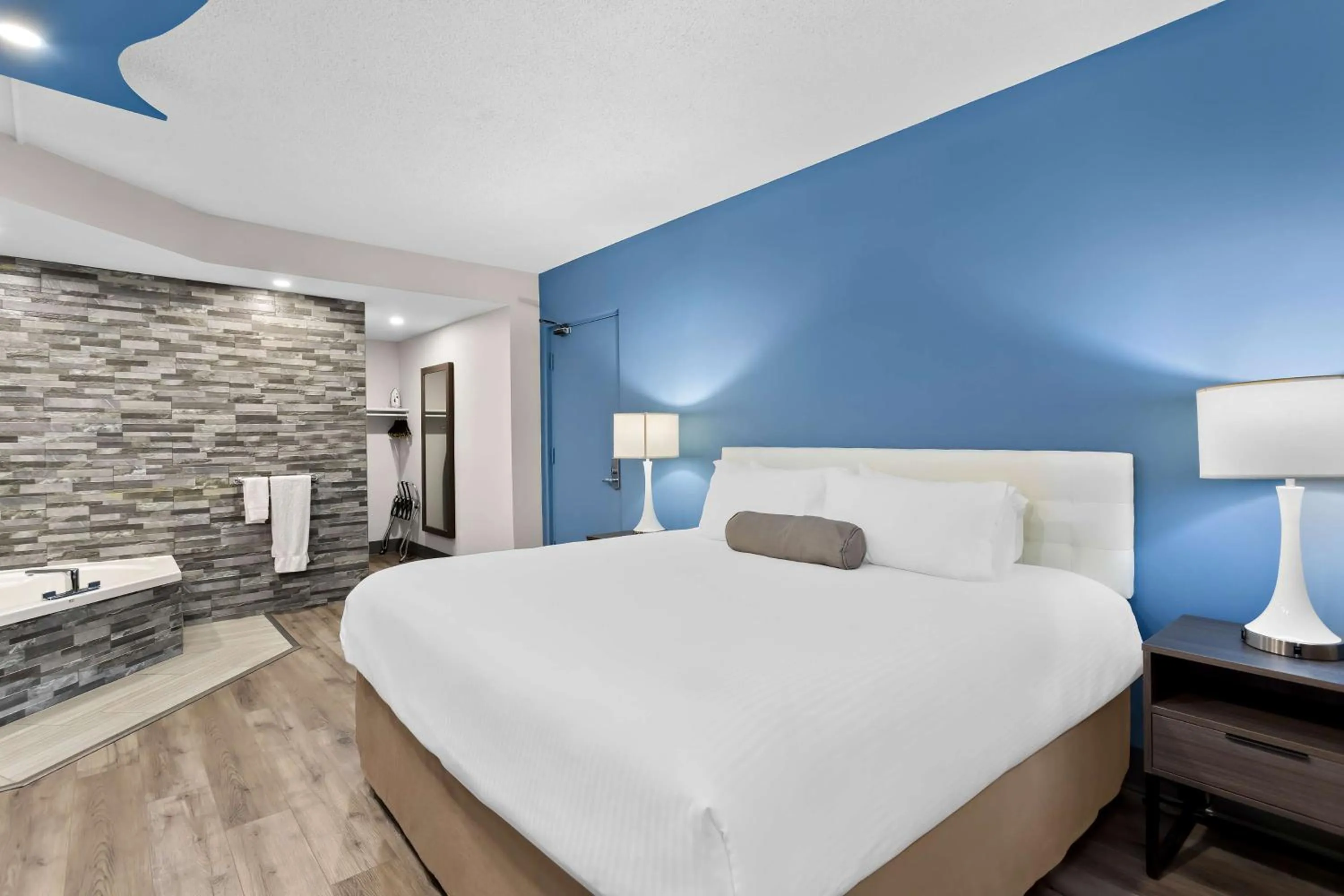 Bedroom, Bed in Howard Johnson Plaza by Wyndham Windsor