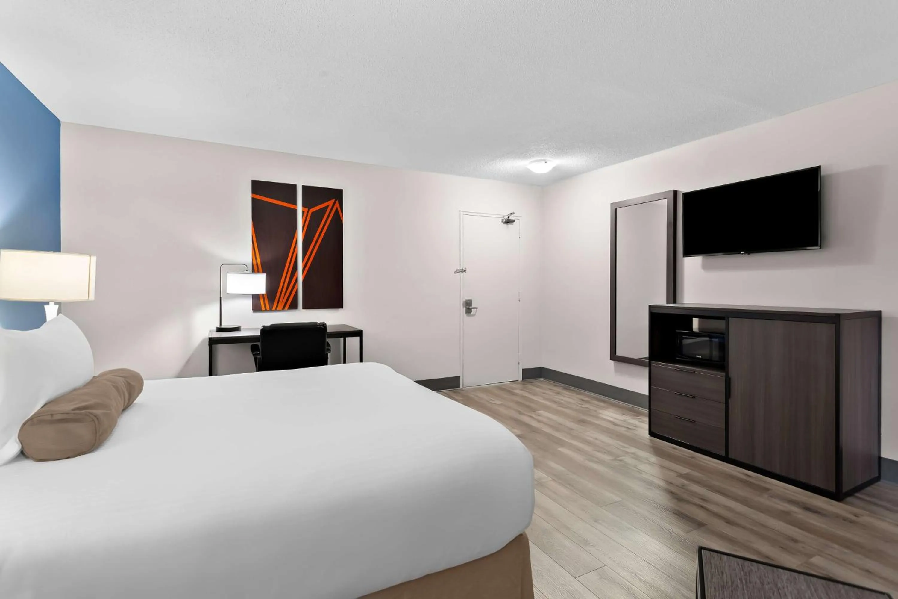 Bedroom, Bed in Howard Johnson Plaza by Wyndham Windsor