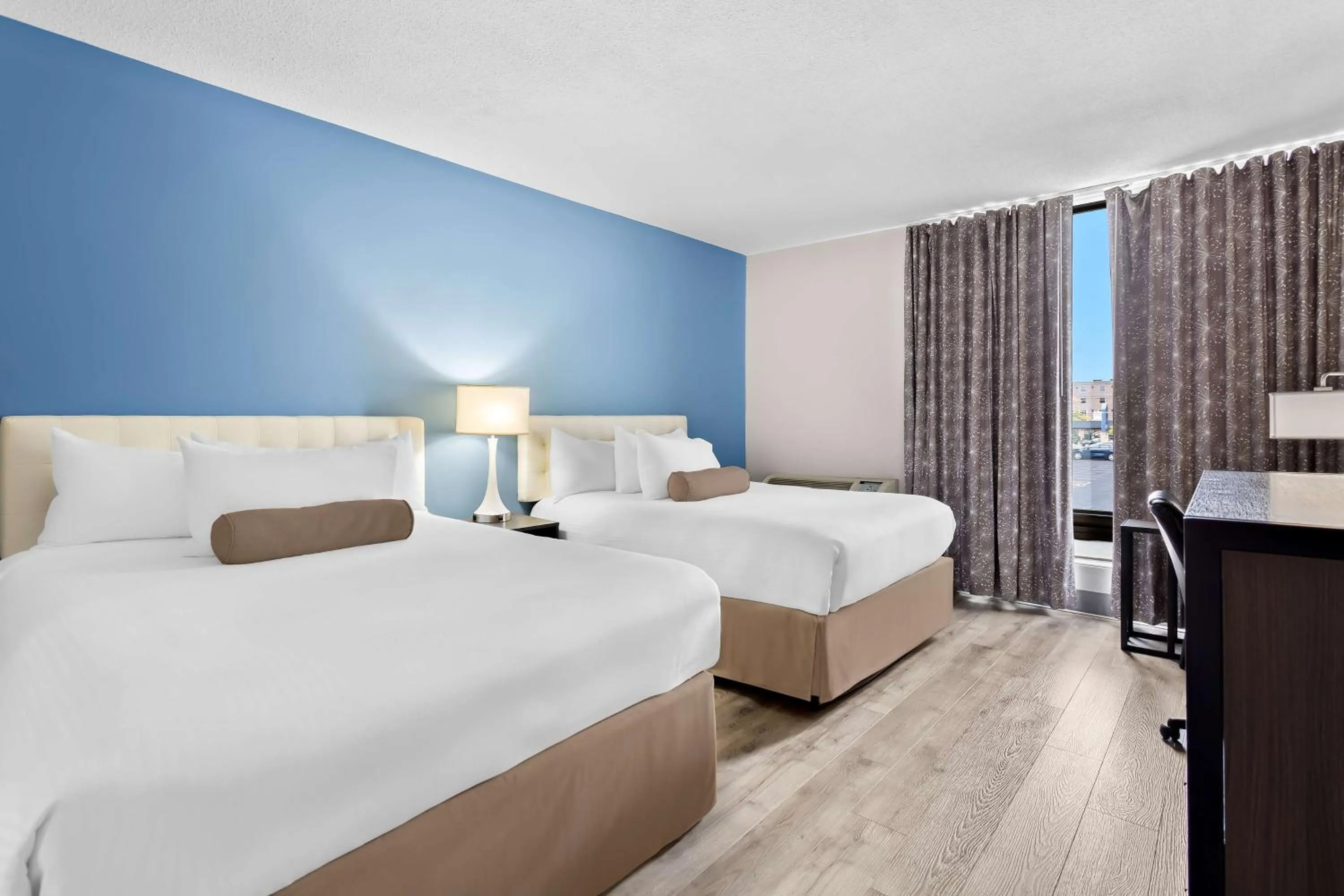 Bedroom, Bed in Howard Johnson Plaza by Wyndham Windsor