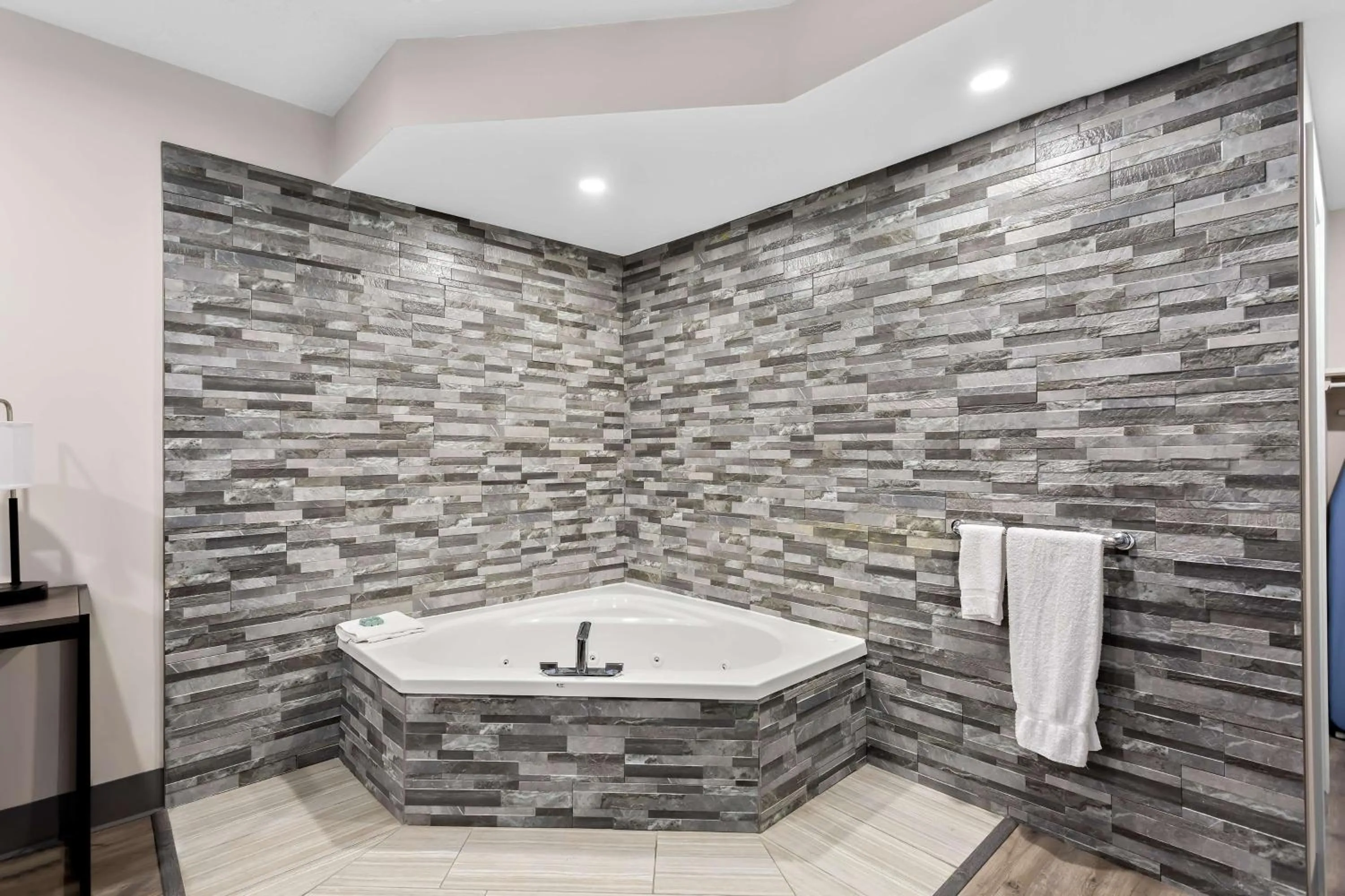 Bedroom in Howard Johnson Plaza by Wyndham Windsor