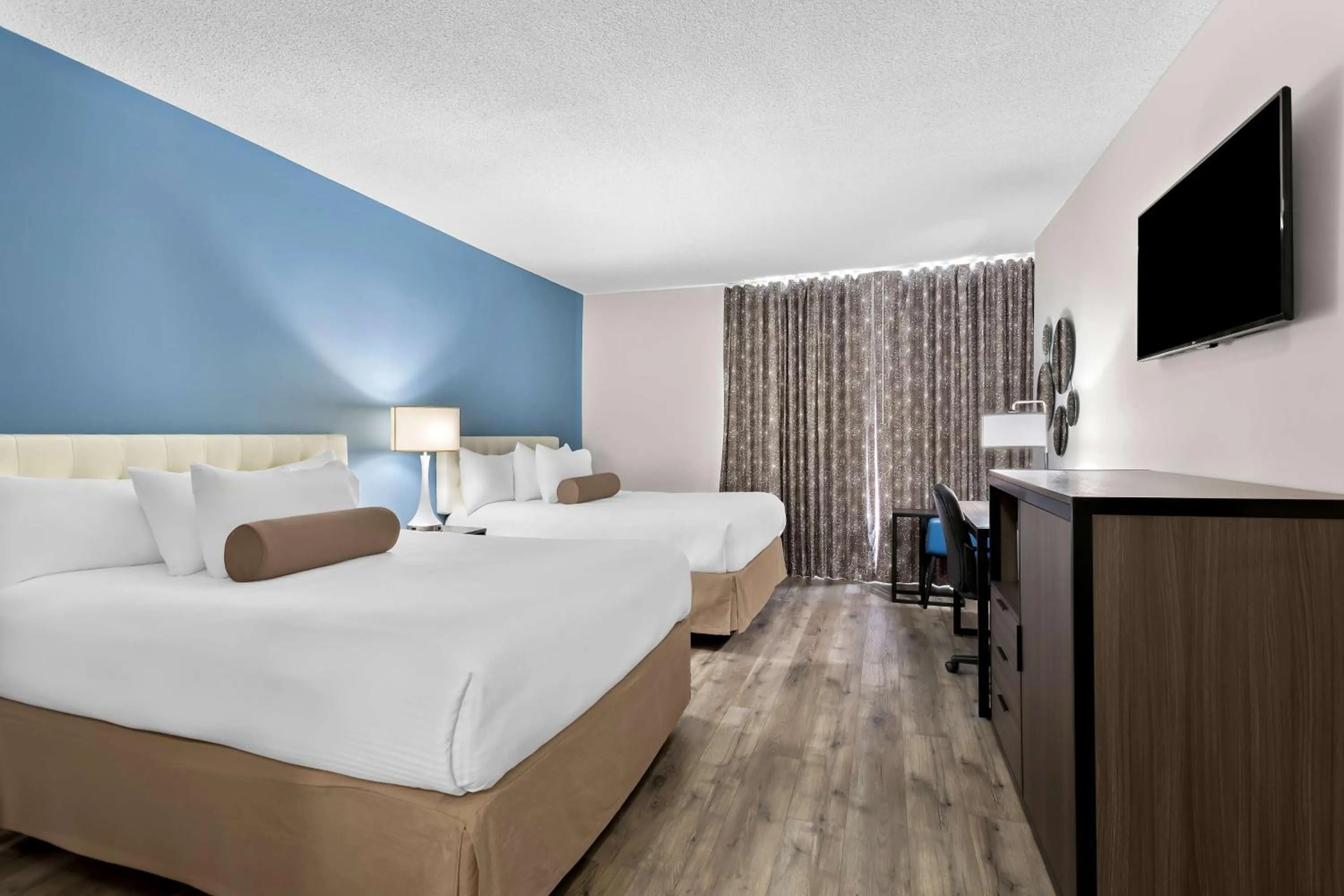 Bedroom, Bed in Howard Johnson Plaza by Wyndham Windsor