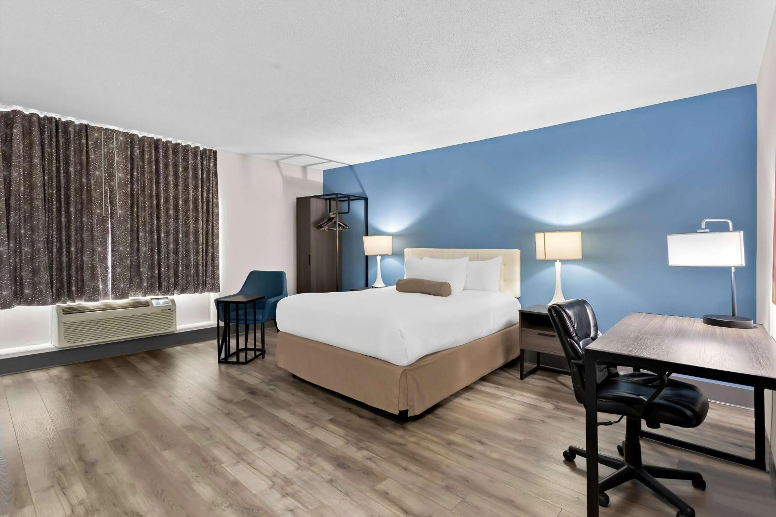 Bedroom, Bed in Howard Johnson Plaza by Wyndham Windsor
