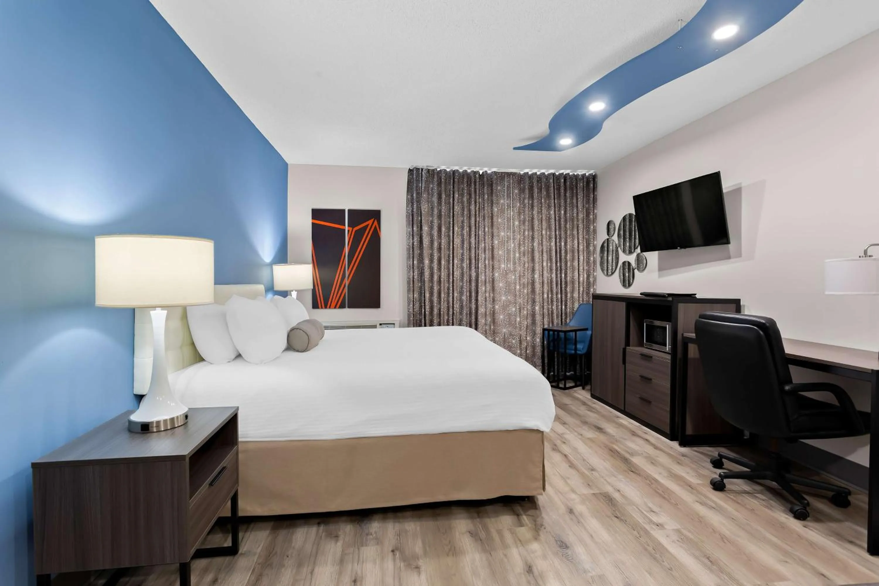 Bedroom, Bed in Howard Johnson Plaza by Wyndham Windsor