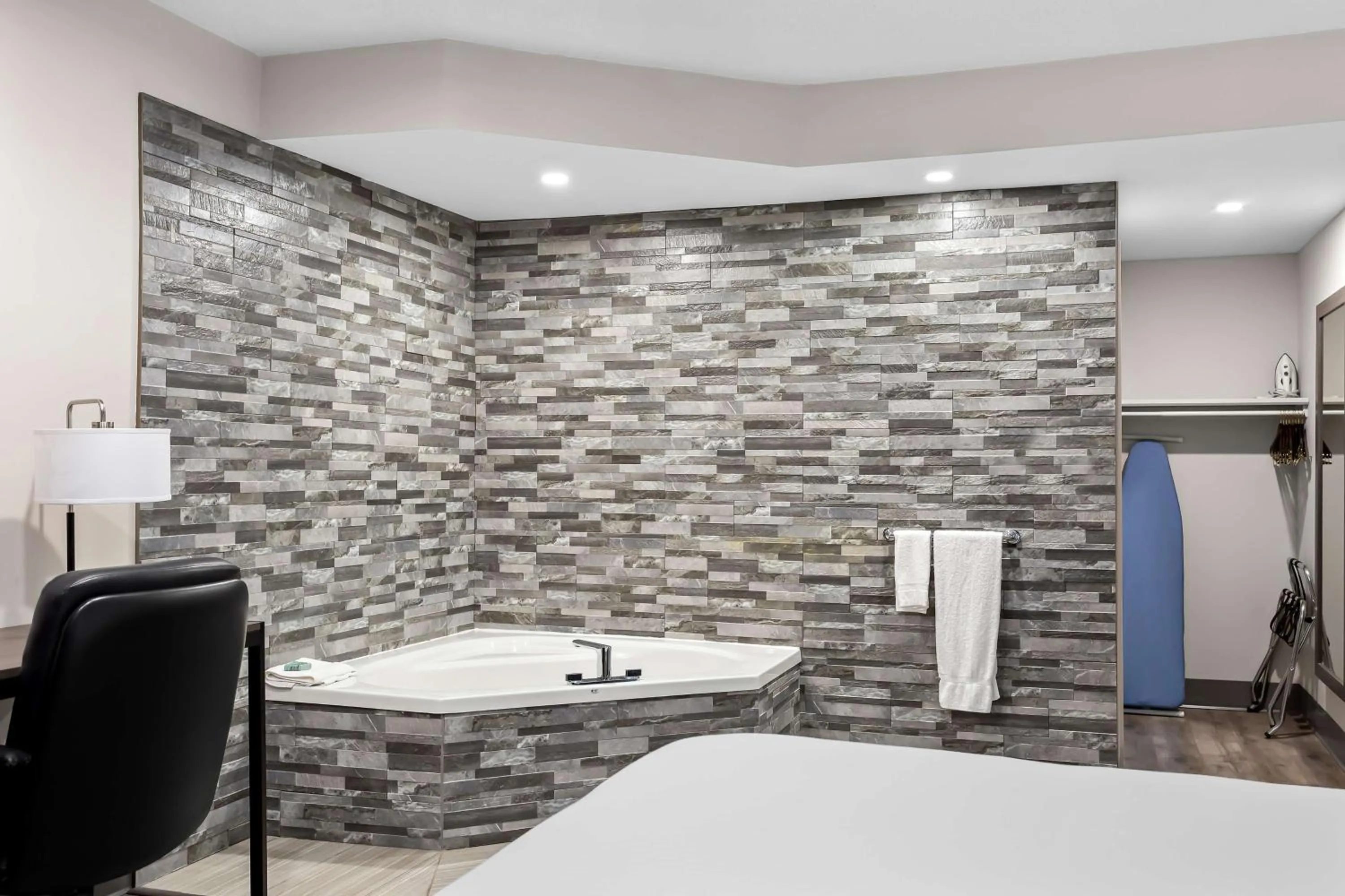 Bedroom, Bed in Howard Johnson Plaza by Wyndham Windsor