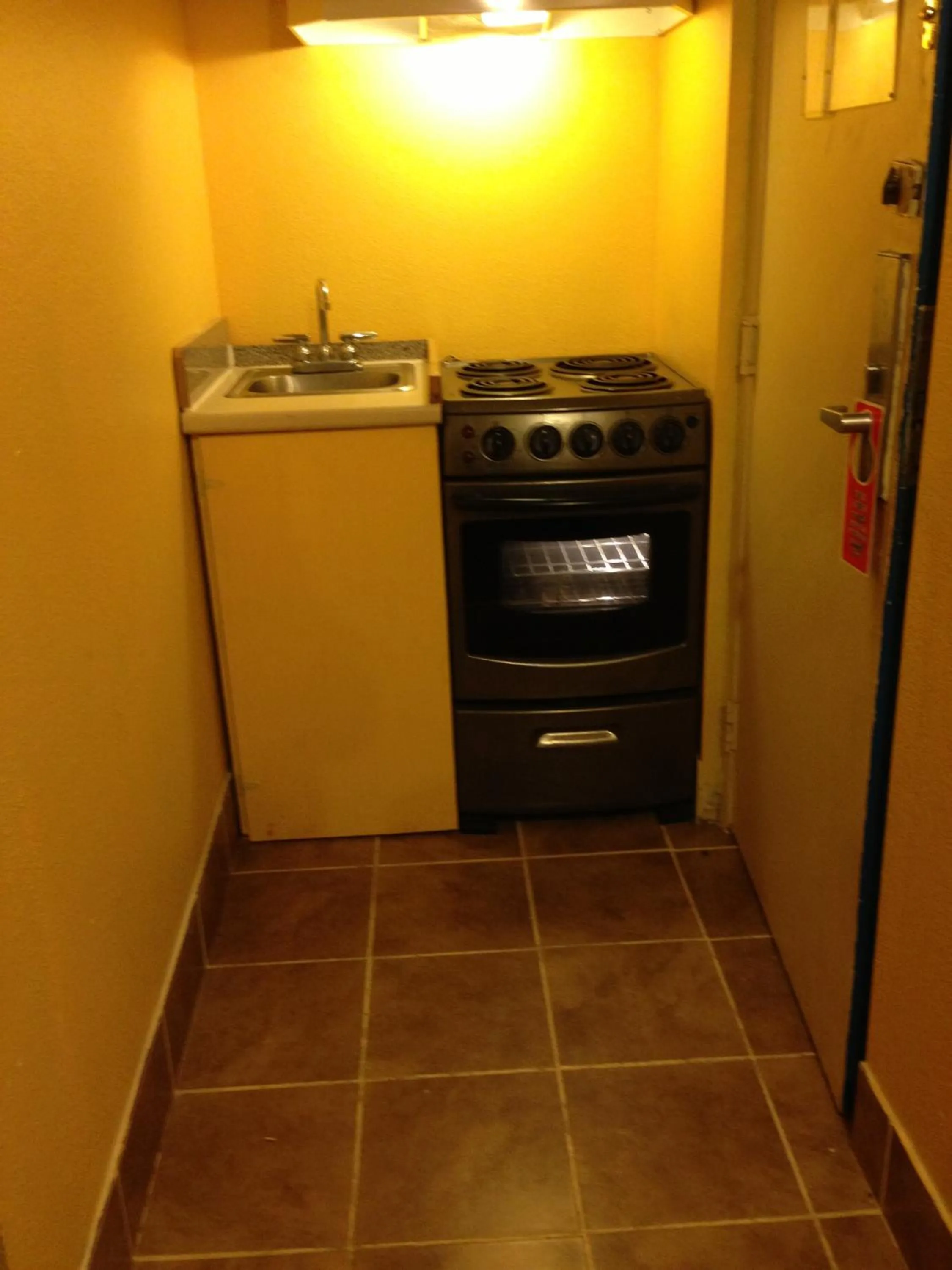 Kitchen/Kitchenette in Americas Best Value Inn Macomb