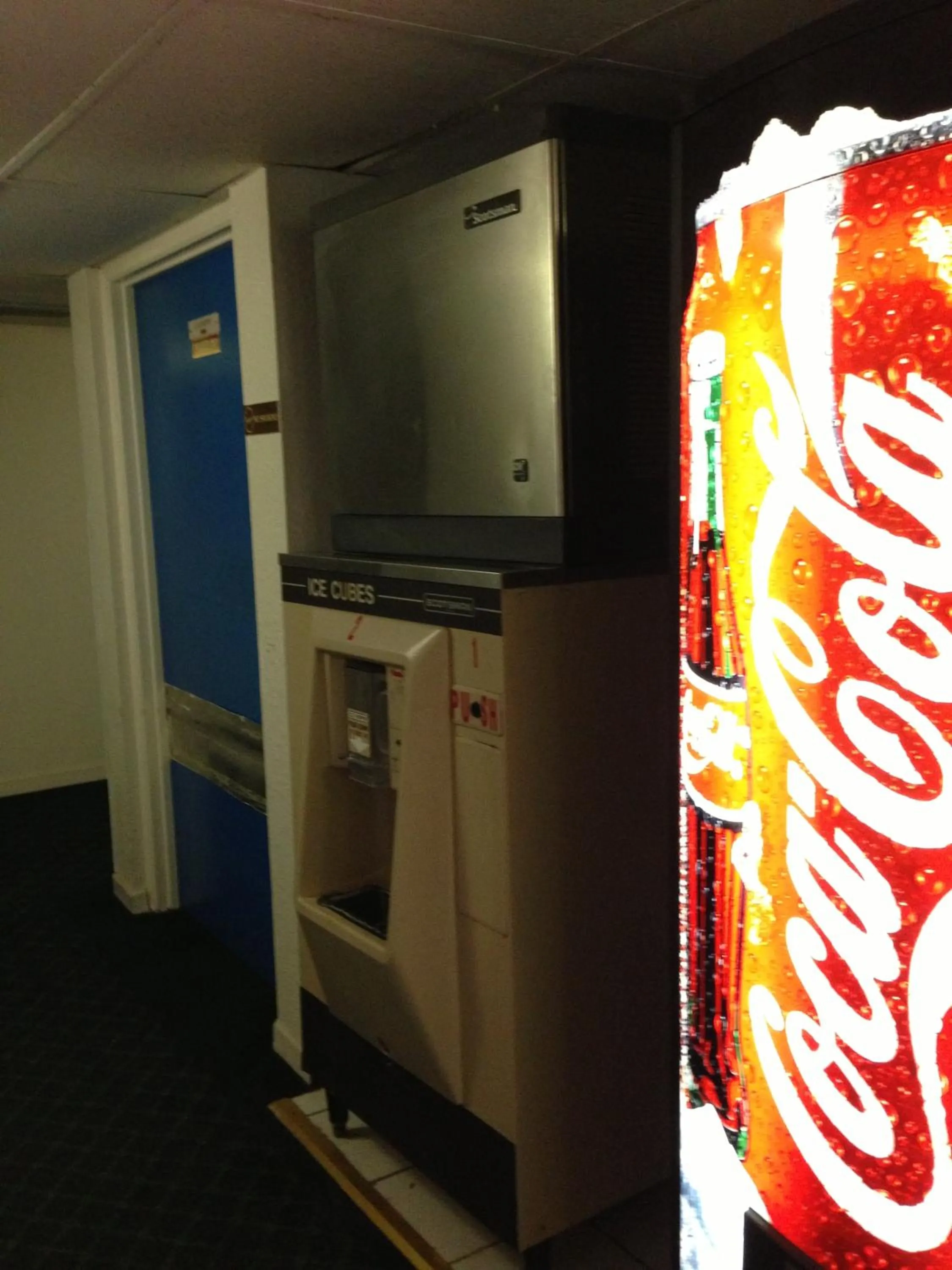 Kitchen/Kitchenette in Americas Best Value Inn Macomb