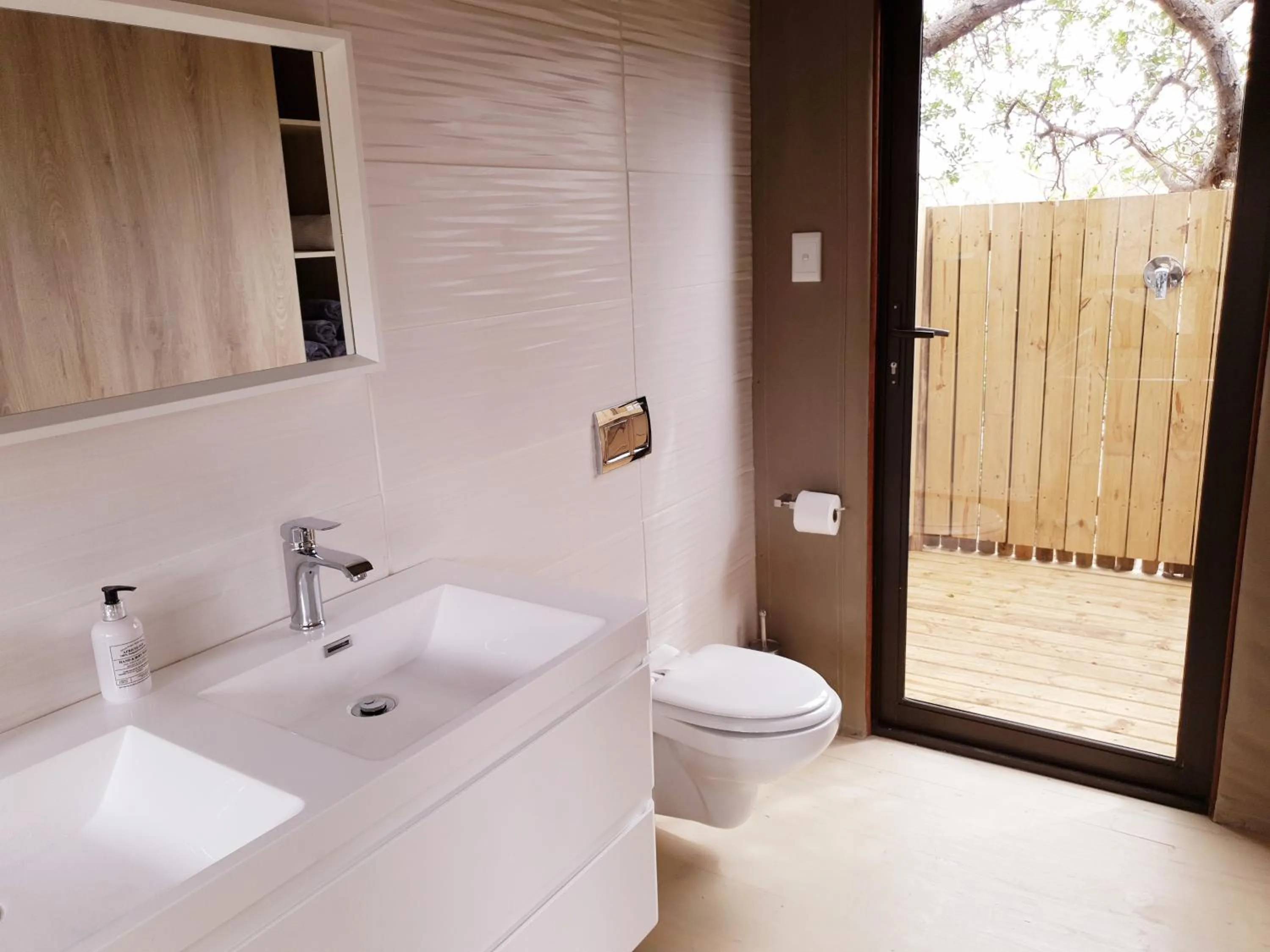 Toilet in Kingfisher Creek Safari Lodge