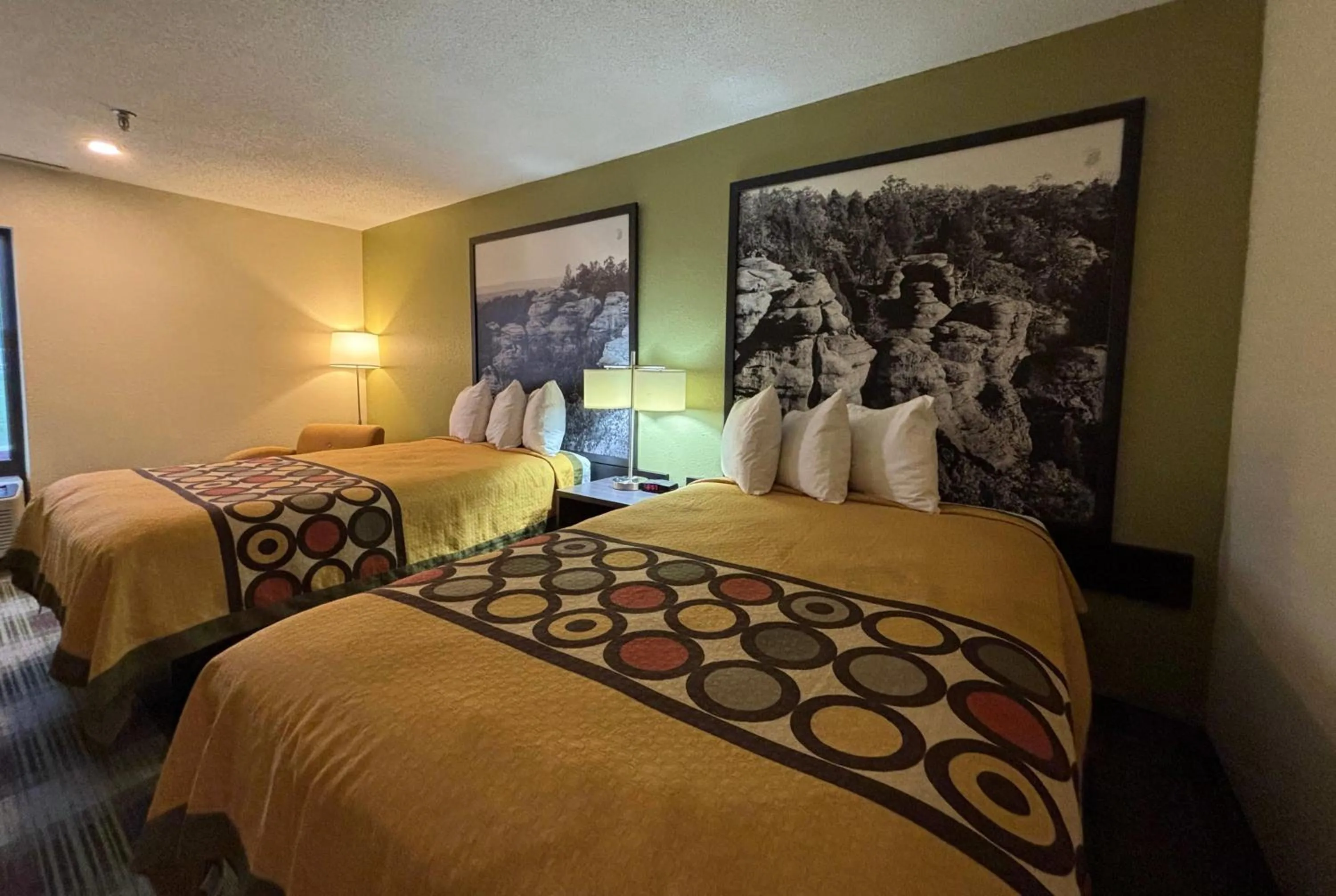 Photo of the whole room, Bed in Super 8 by Wyndham Metropolis