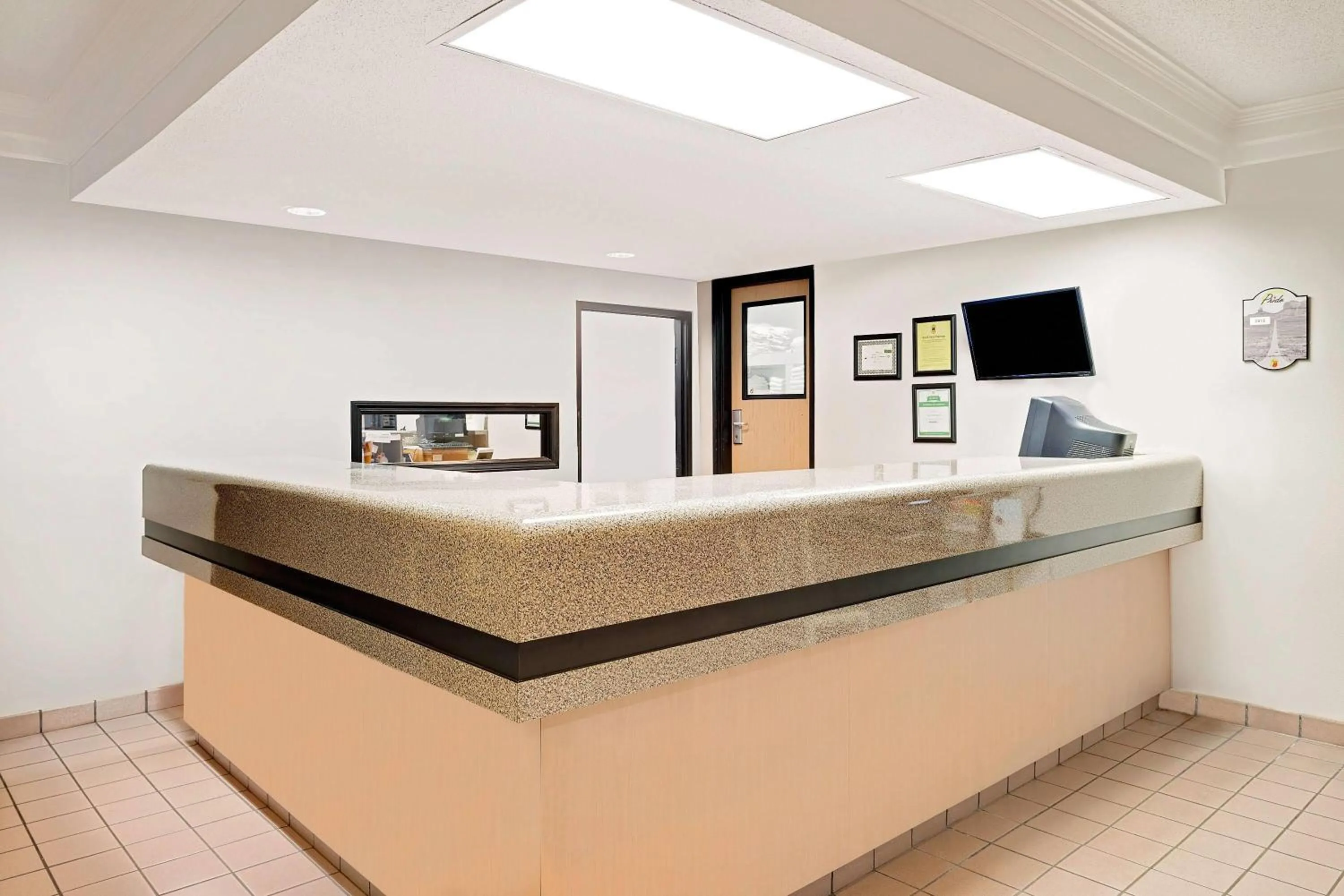 Lobby or reception in Super 8 by Wyndham Metropolis