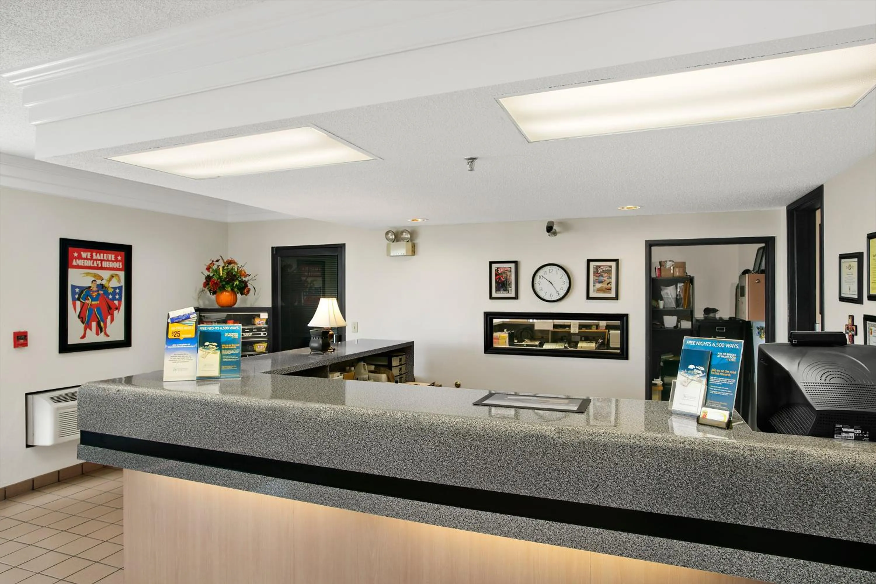 Lobby or reception in Super 8 by Wyndham Metropolis