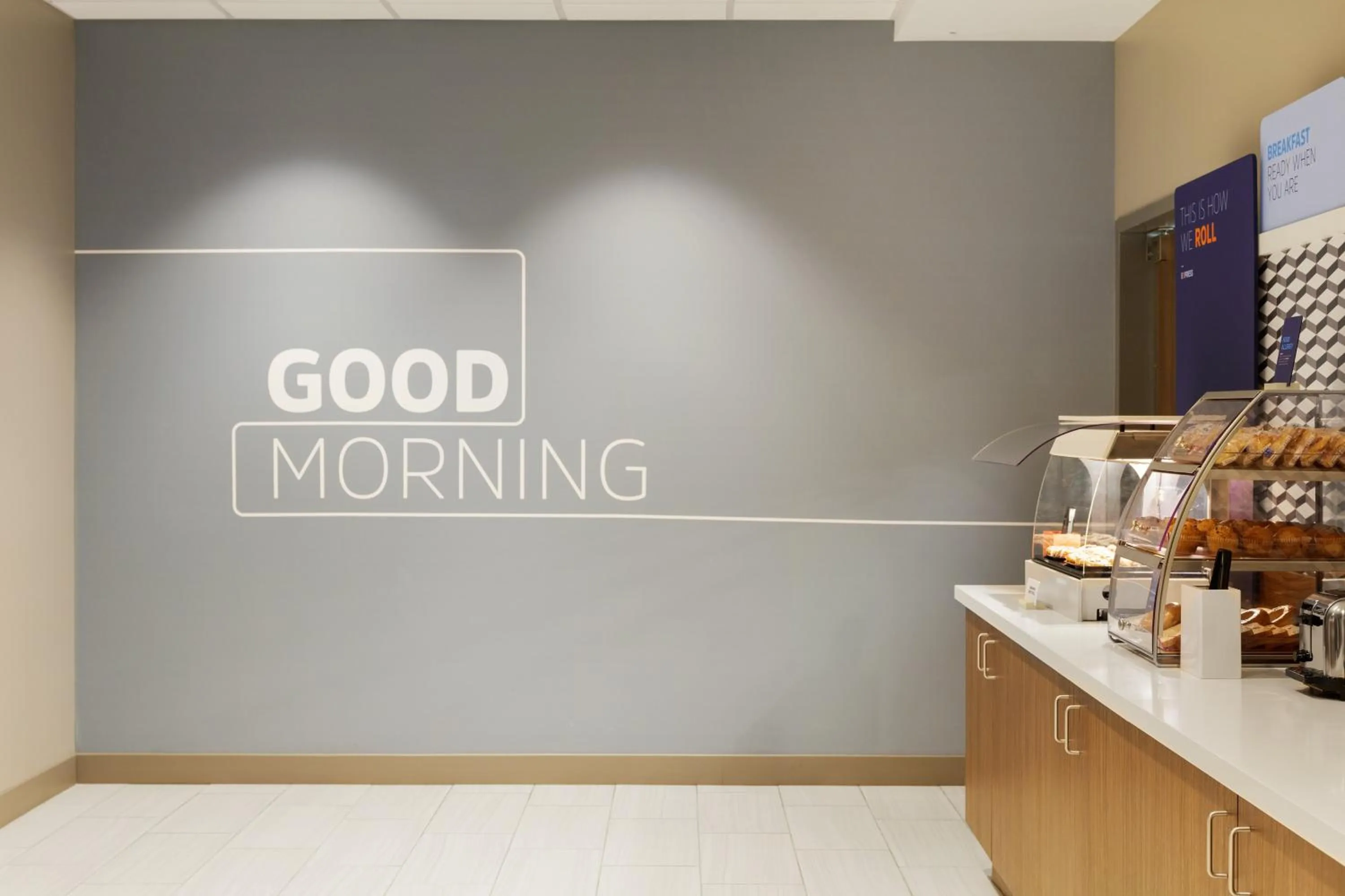 Breakfast in Holiday Inn Express & Suites Salem North - Keizer by IHG