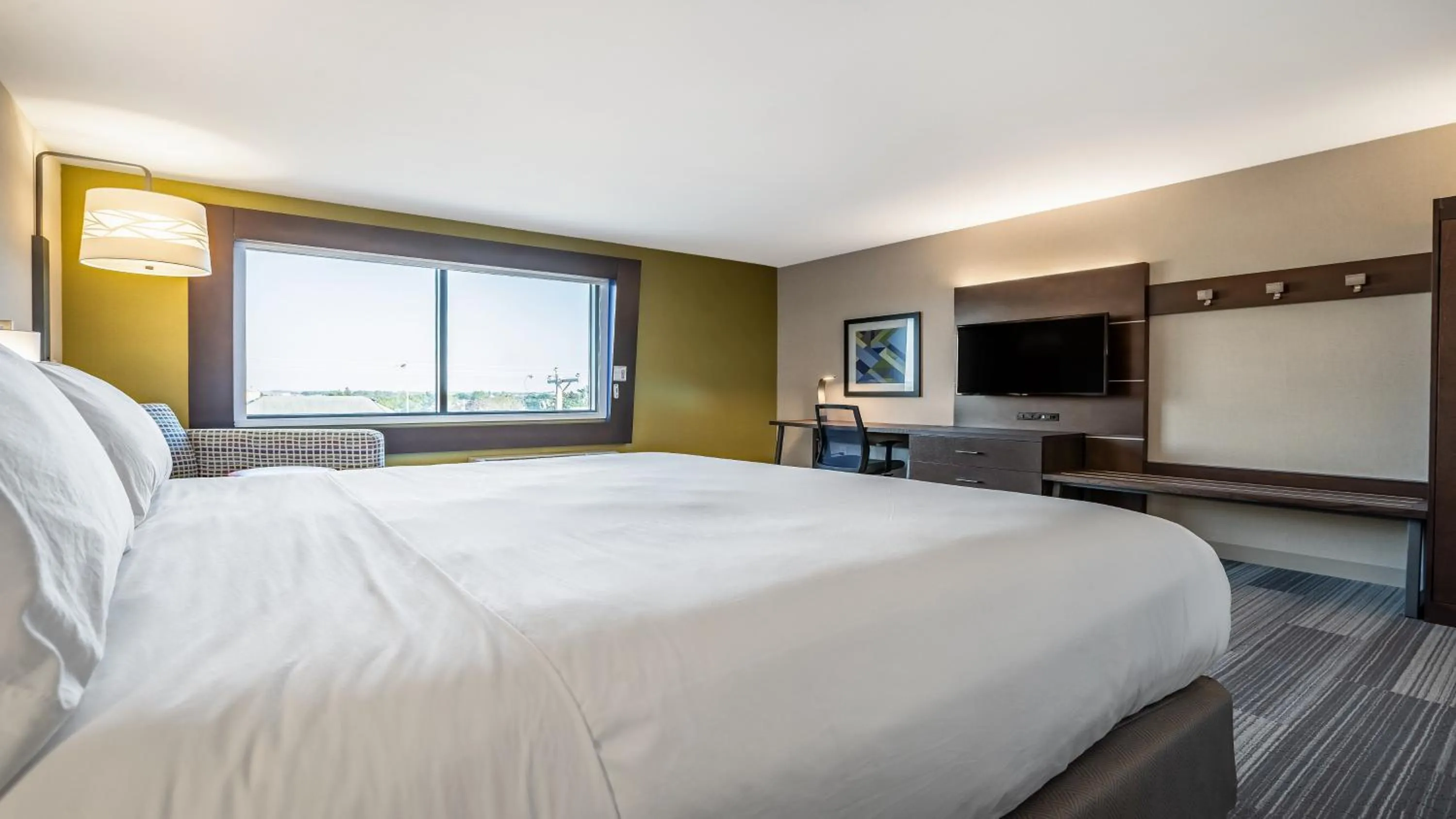 Photo of the whole room, Bed in Holiday Inn Express & Suites Platteville by IHG