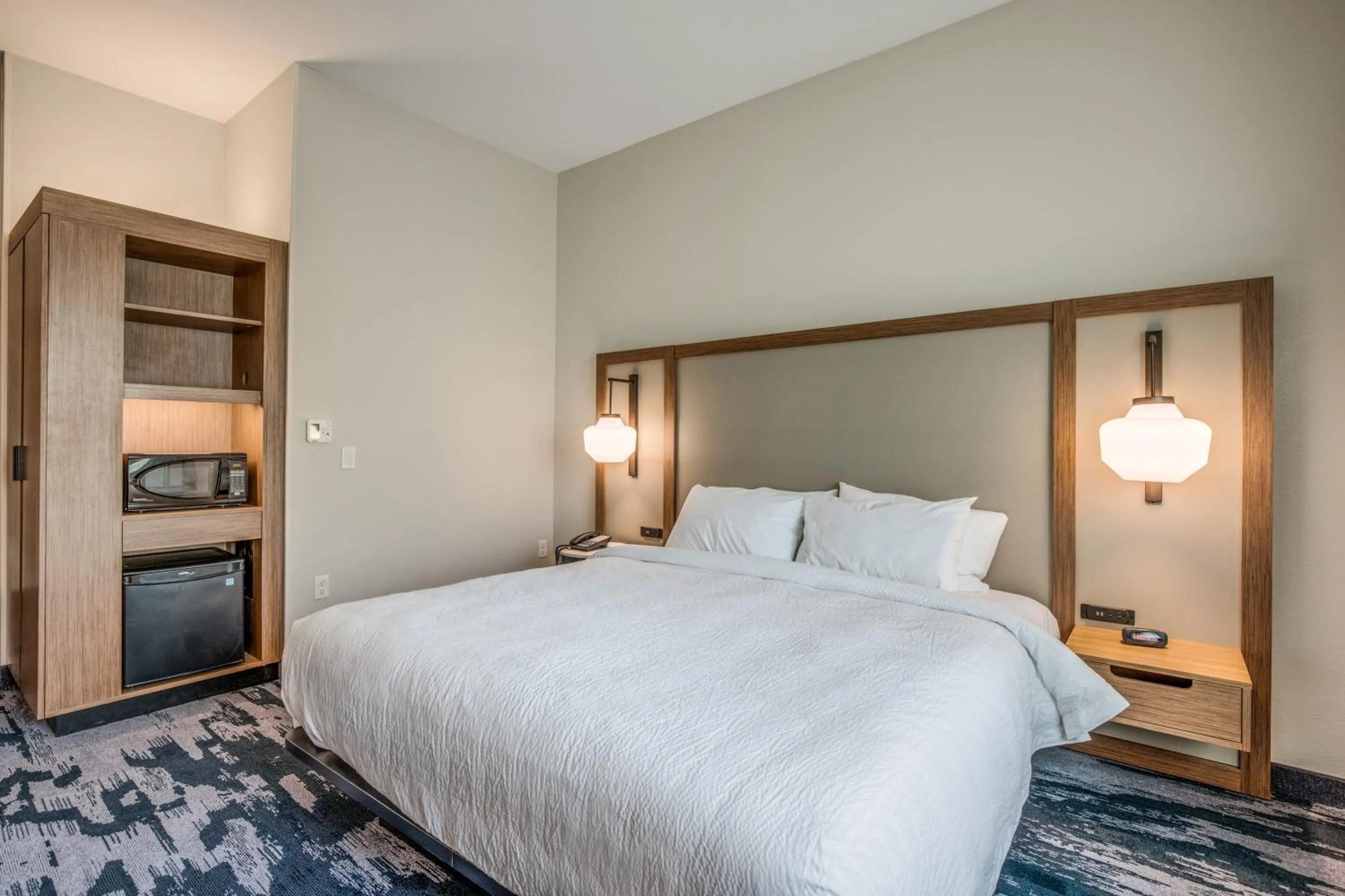 Bedroom, Bed in Holiday Inn Express & Suites Platteville by IHG