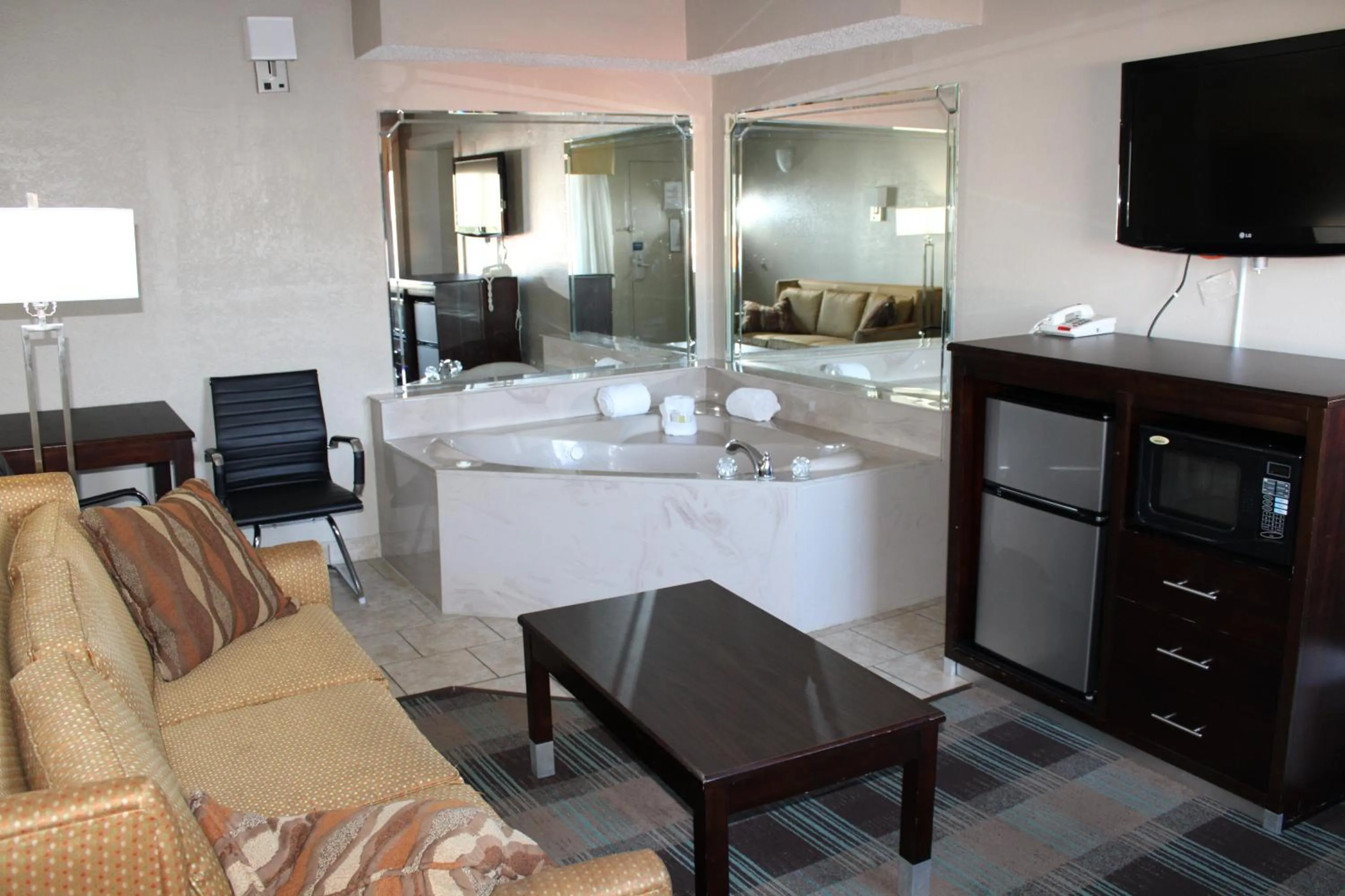 Communal lounge/ TV room, Bed in Days Inn & Suites by Wyndham Springfield on I-44