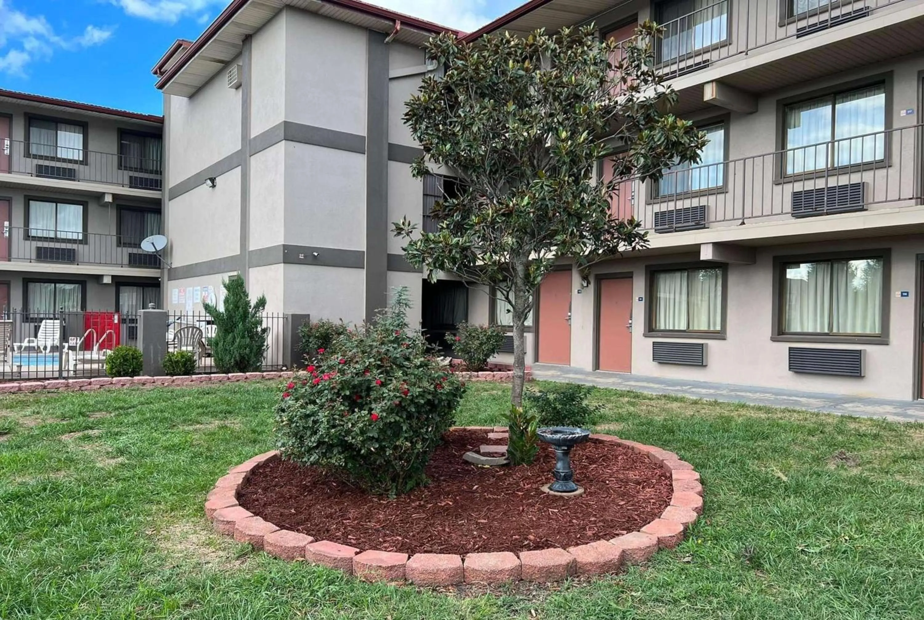 Inner courtyard view in Days Inn & Suites by Wyndham Springfield on I-44