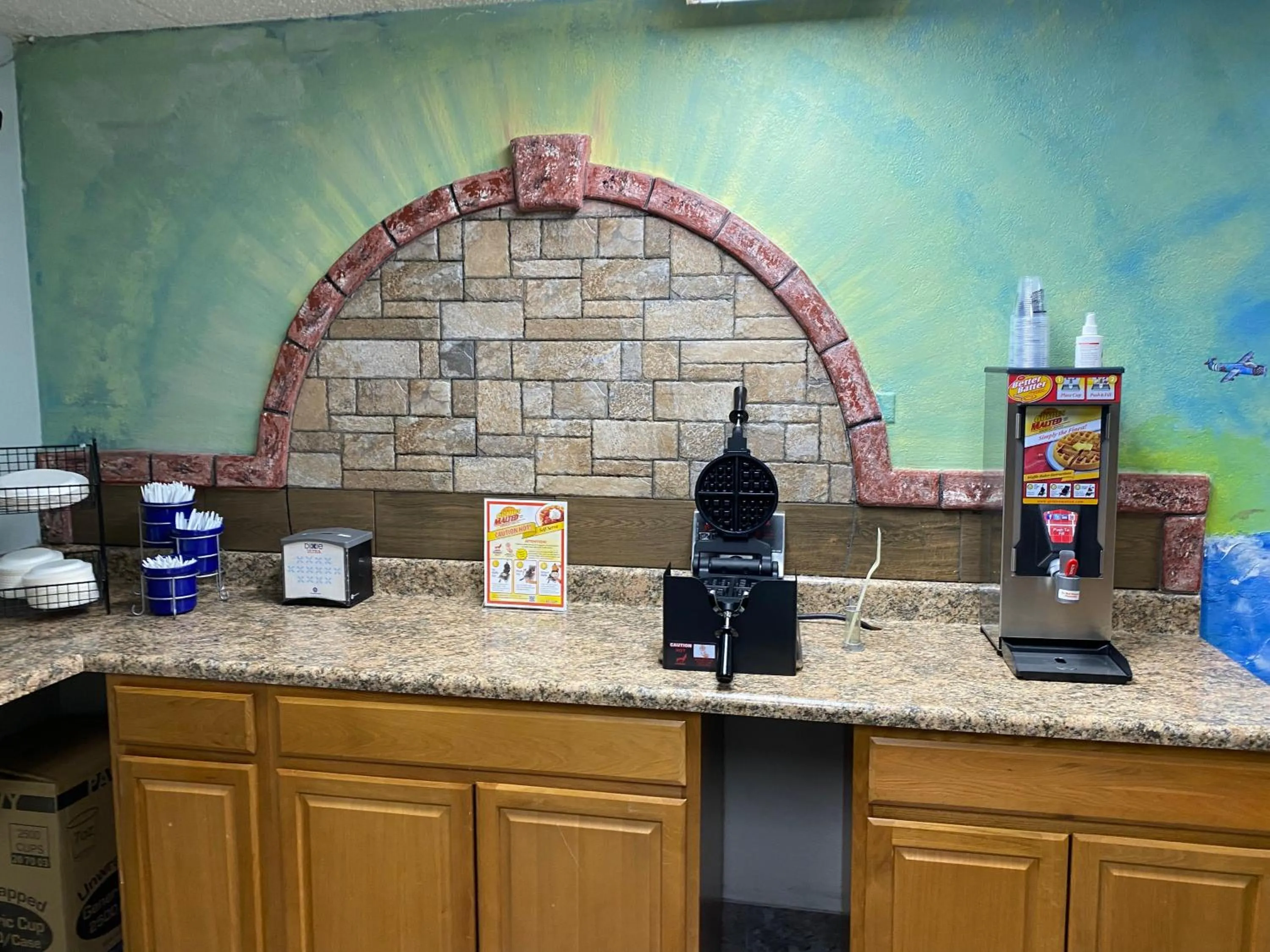 Coffee/tea facilities in Days Inn & Suites by Wyndham Springfield on I-44