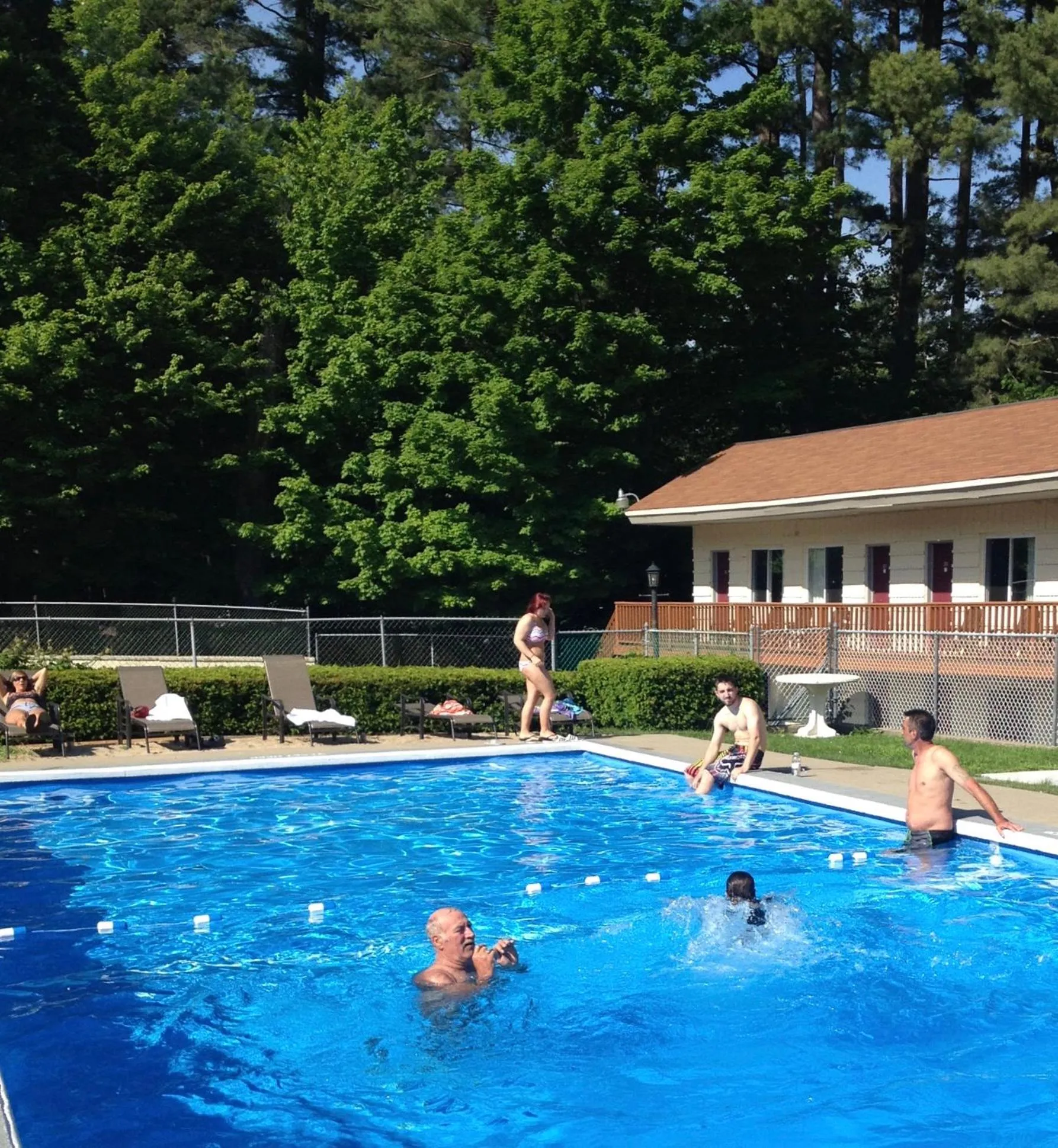 Swimming pool in Motel Montreal