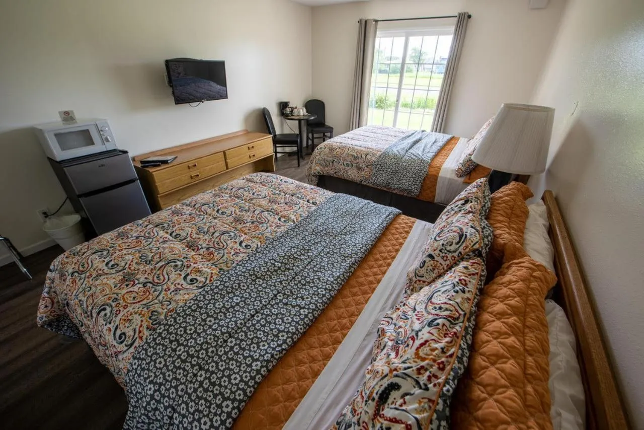 Patio, Bed in Pacific City Inn