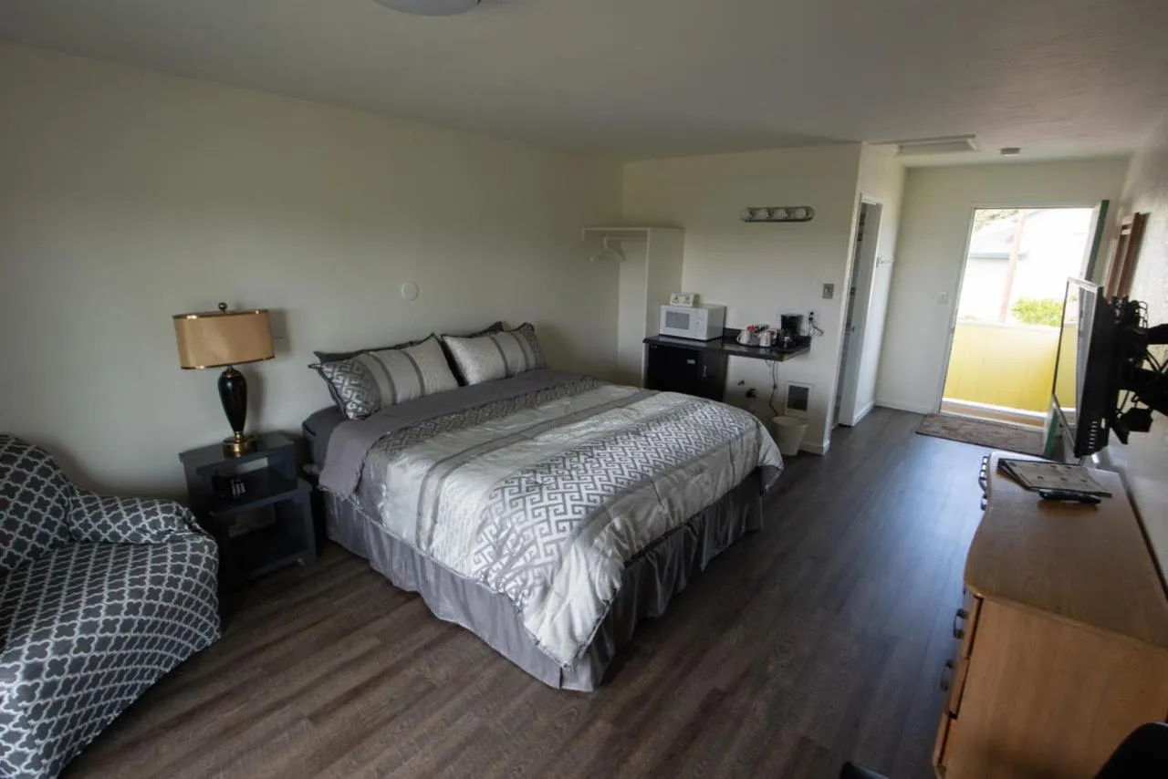 Balcony/Terrace, Bed in Pacific City Inn