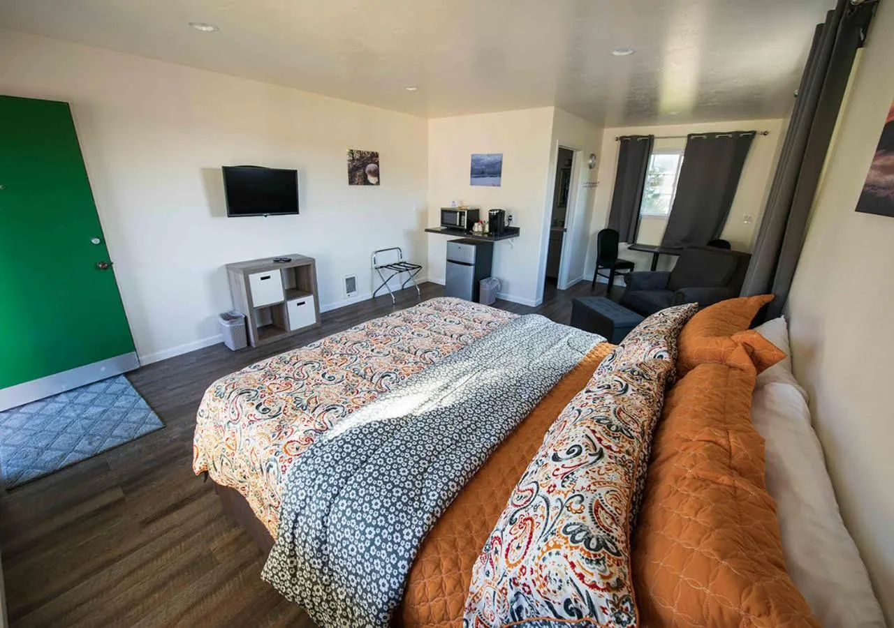 Photo of the whole room, Bed in Pacific City Inn