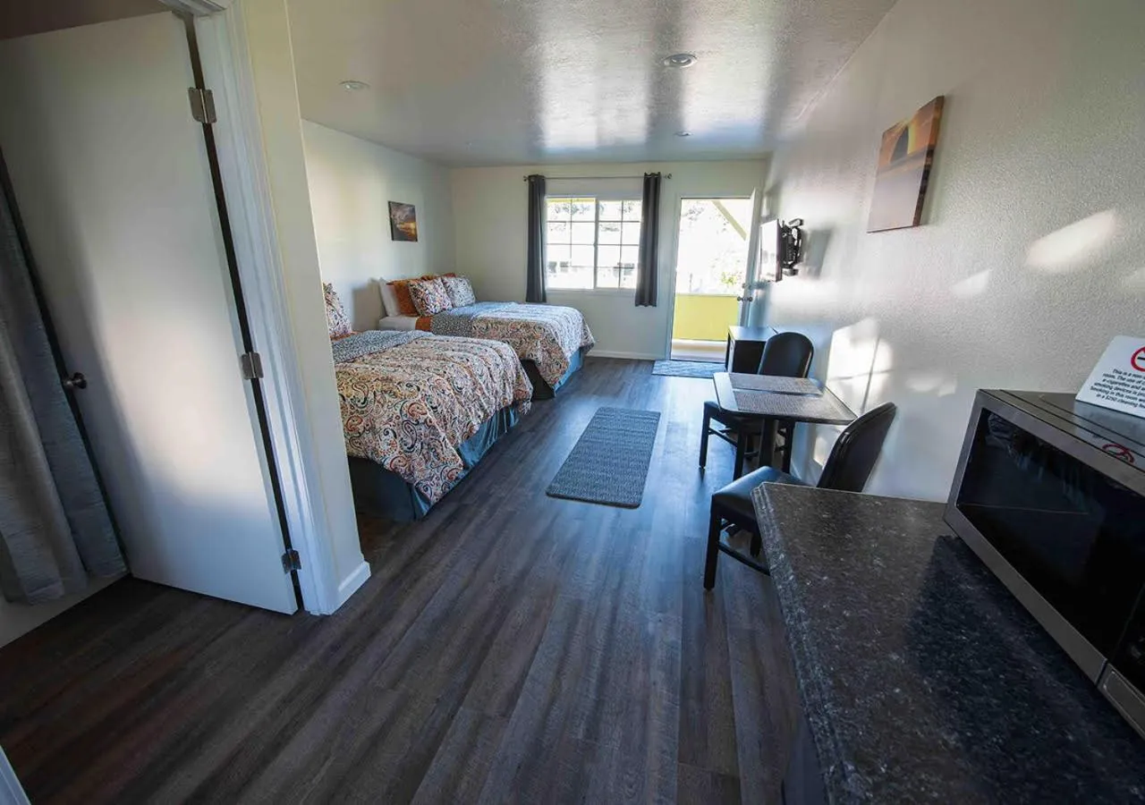Photo of the whole room, Bed in Pacific City Inn