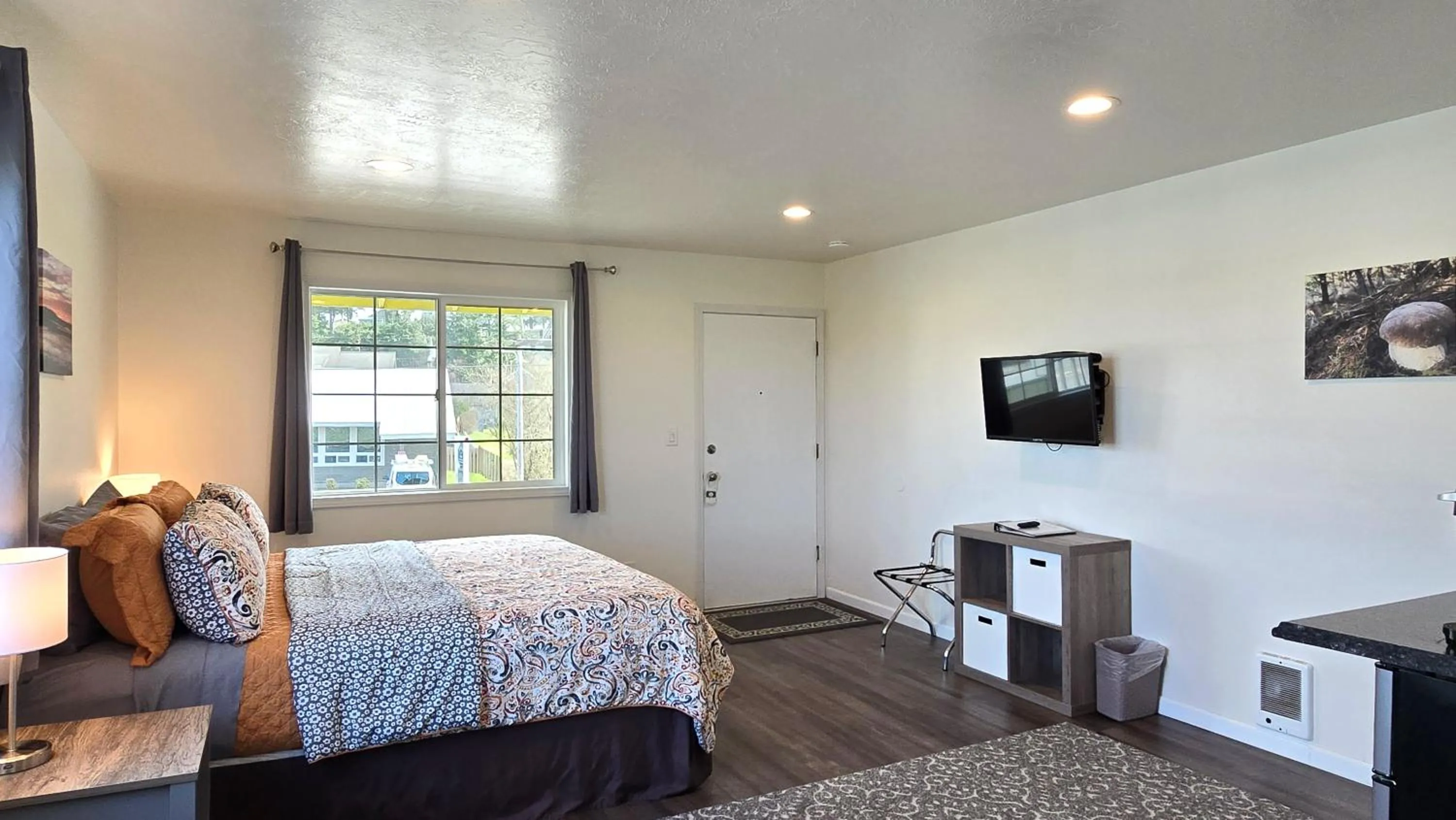 Bed in Pacific City Inn