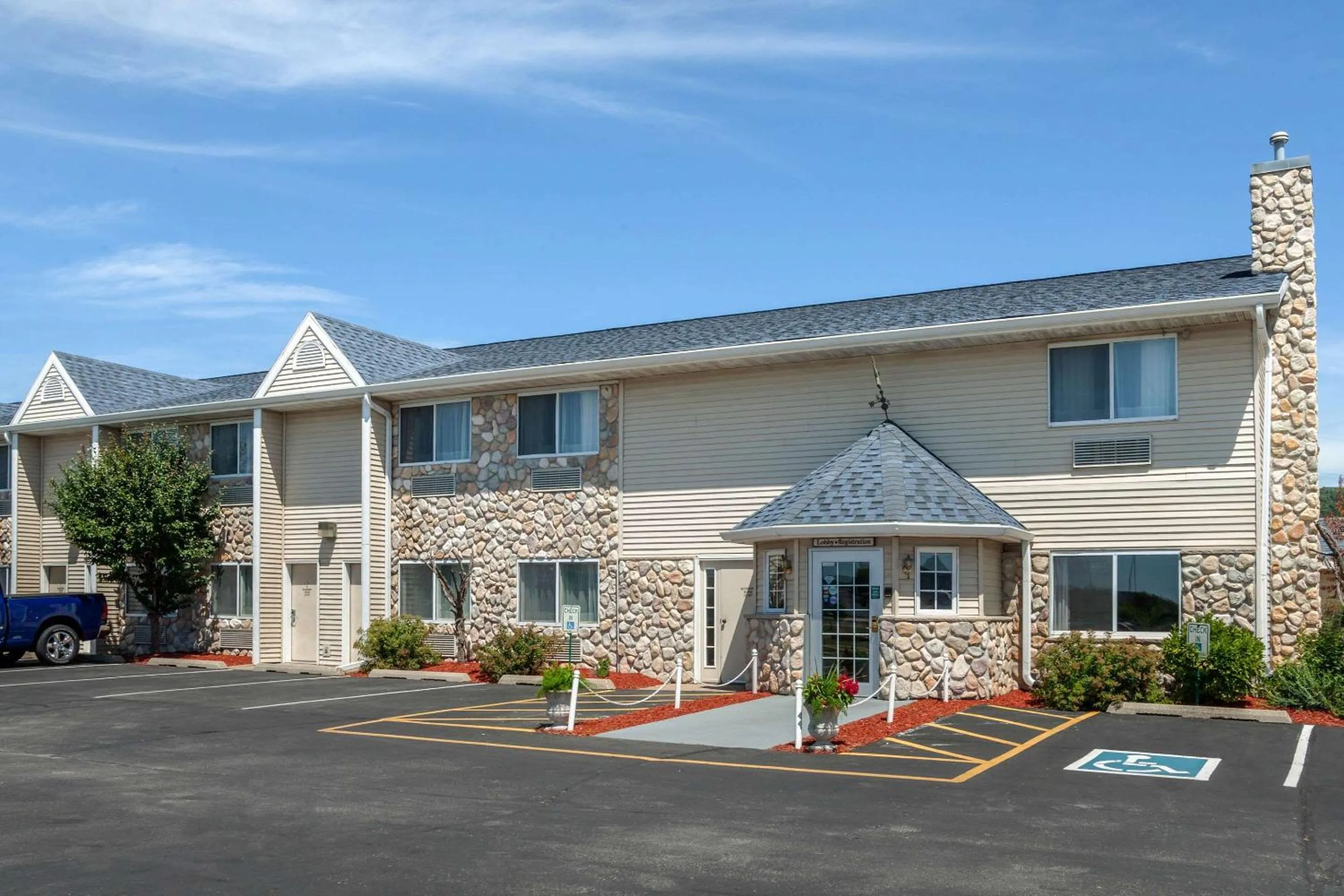 Property building in Quality Inn & Suites Prairie Du Chien