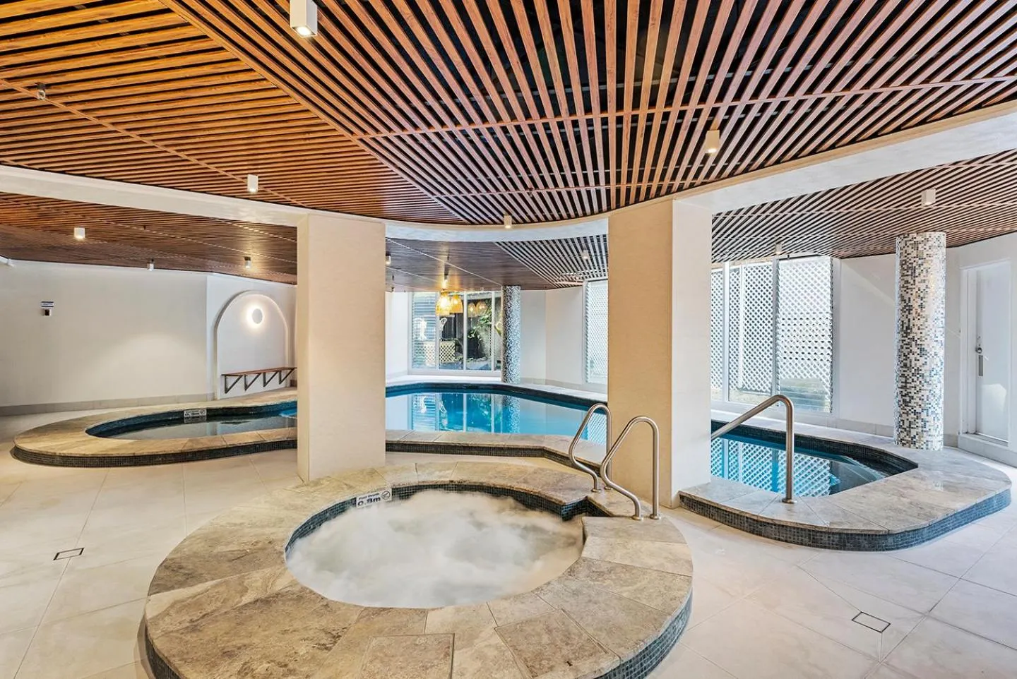 Spa and wellness centre/facilities in Aegean Apartments Surfers Paradise