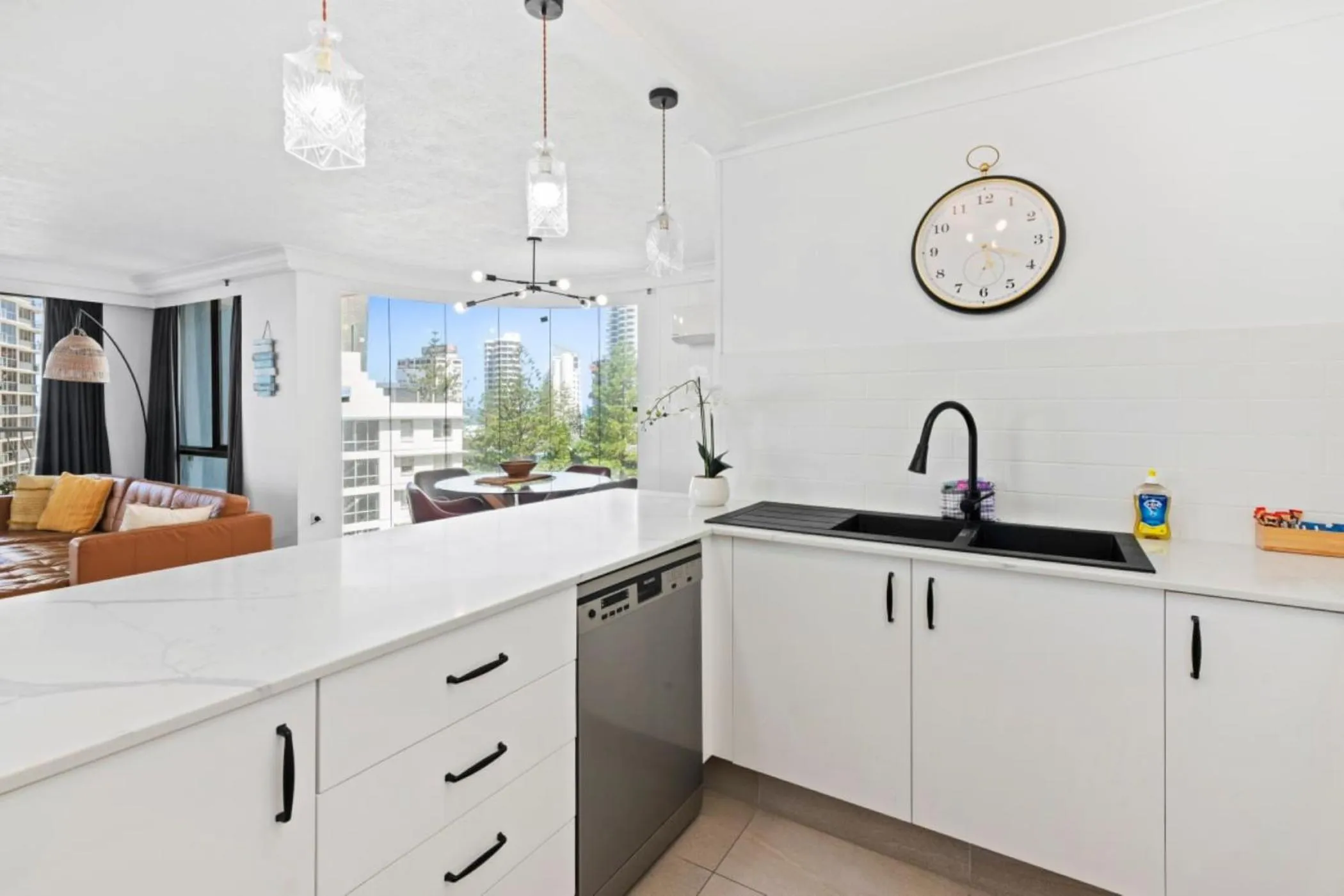 Kitchen or kitchenette in Aegean Apartments Surfers Paradise