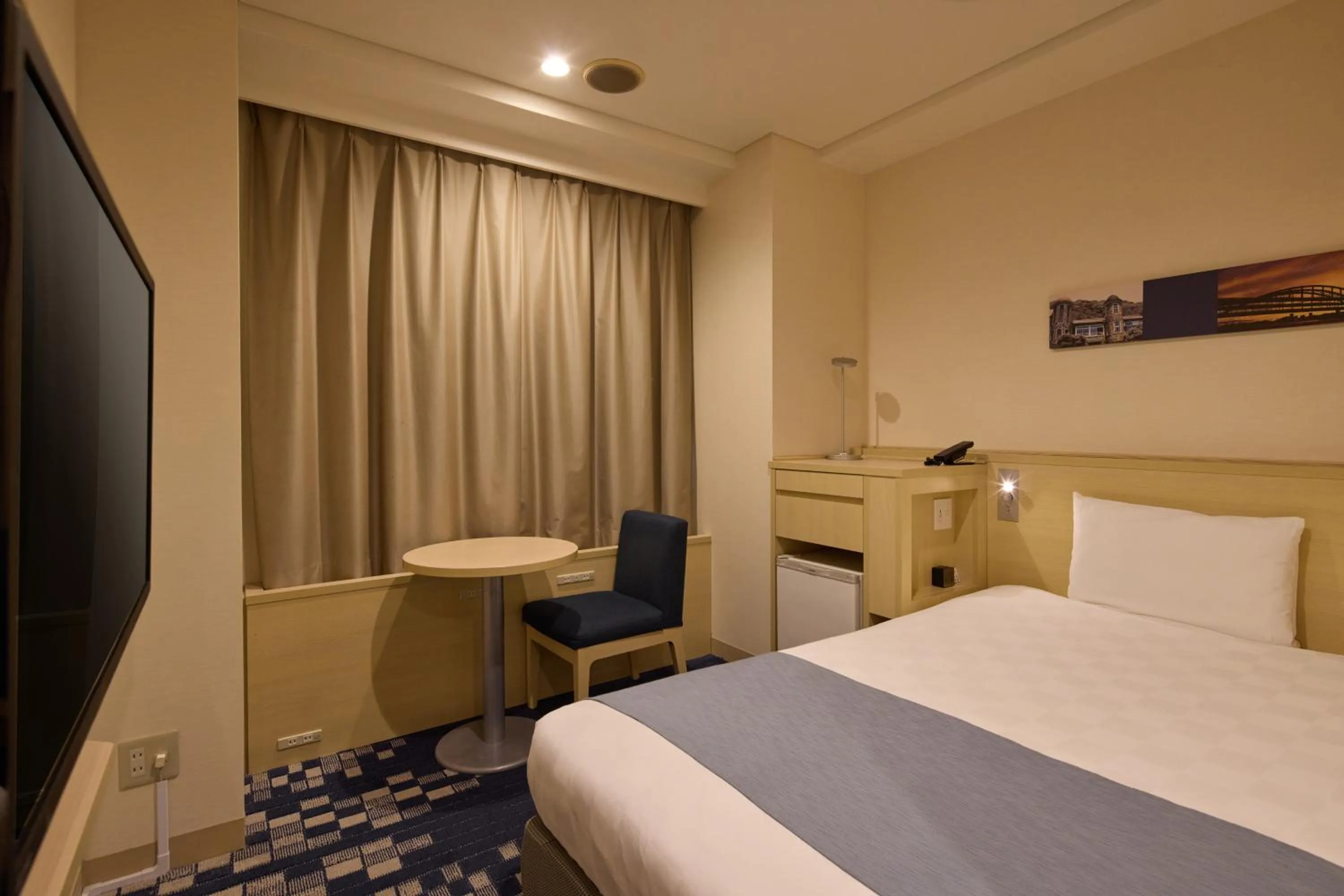 Photo of the whole room, Bed in Kobe Sannomiya Tokyu REI Hotel