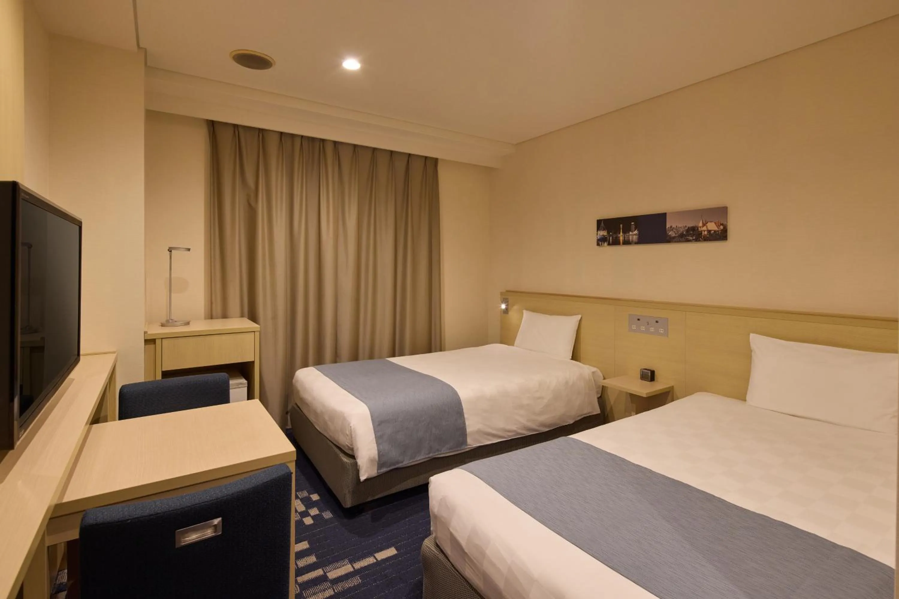 Photo of the whole room, Bed in Kobe Sannomiya Tokyu REI Hotel