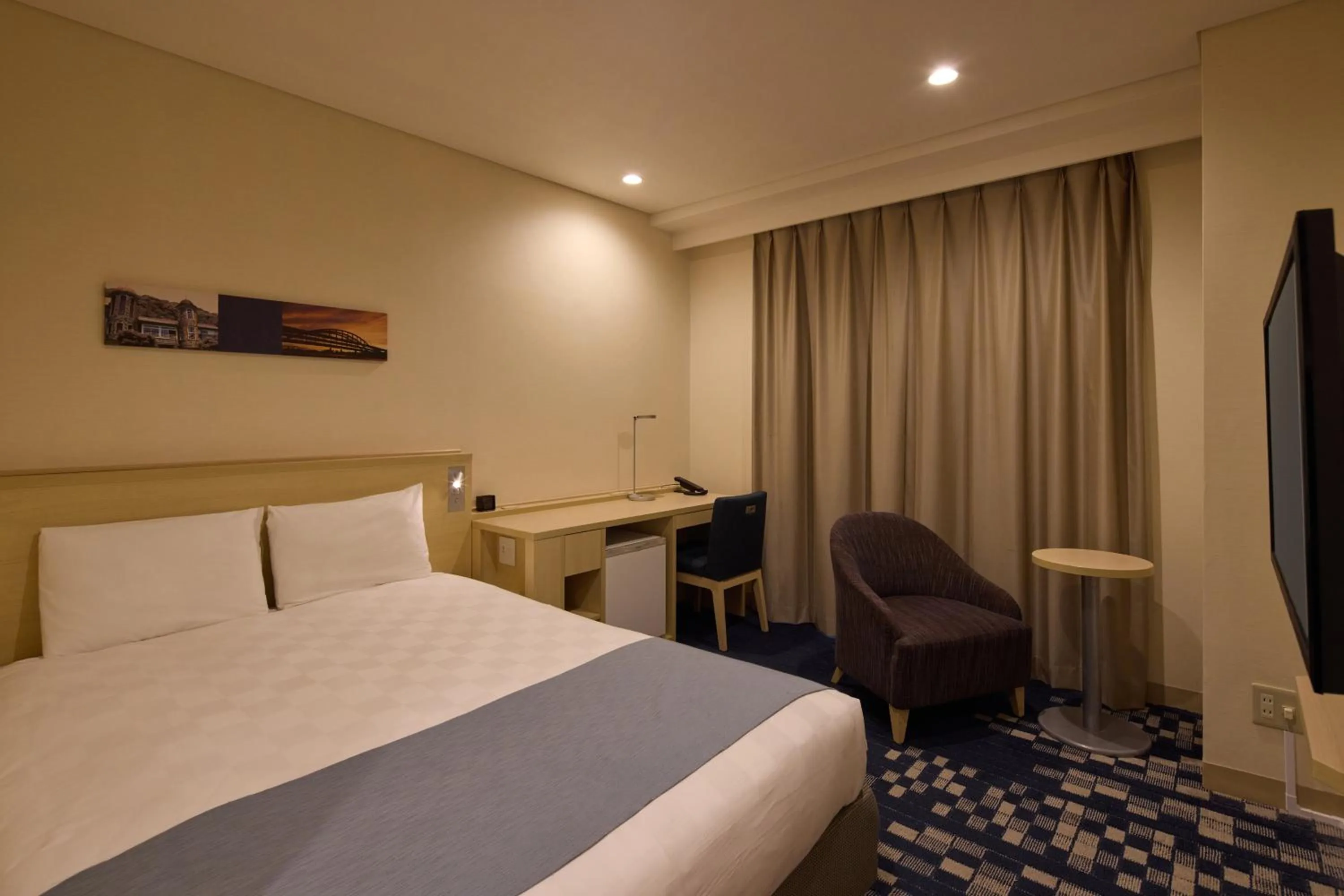 Photo of the whole room, Bed in Kobe Sannomiya Tokyu REI Hotel