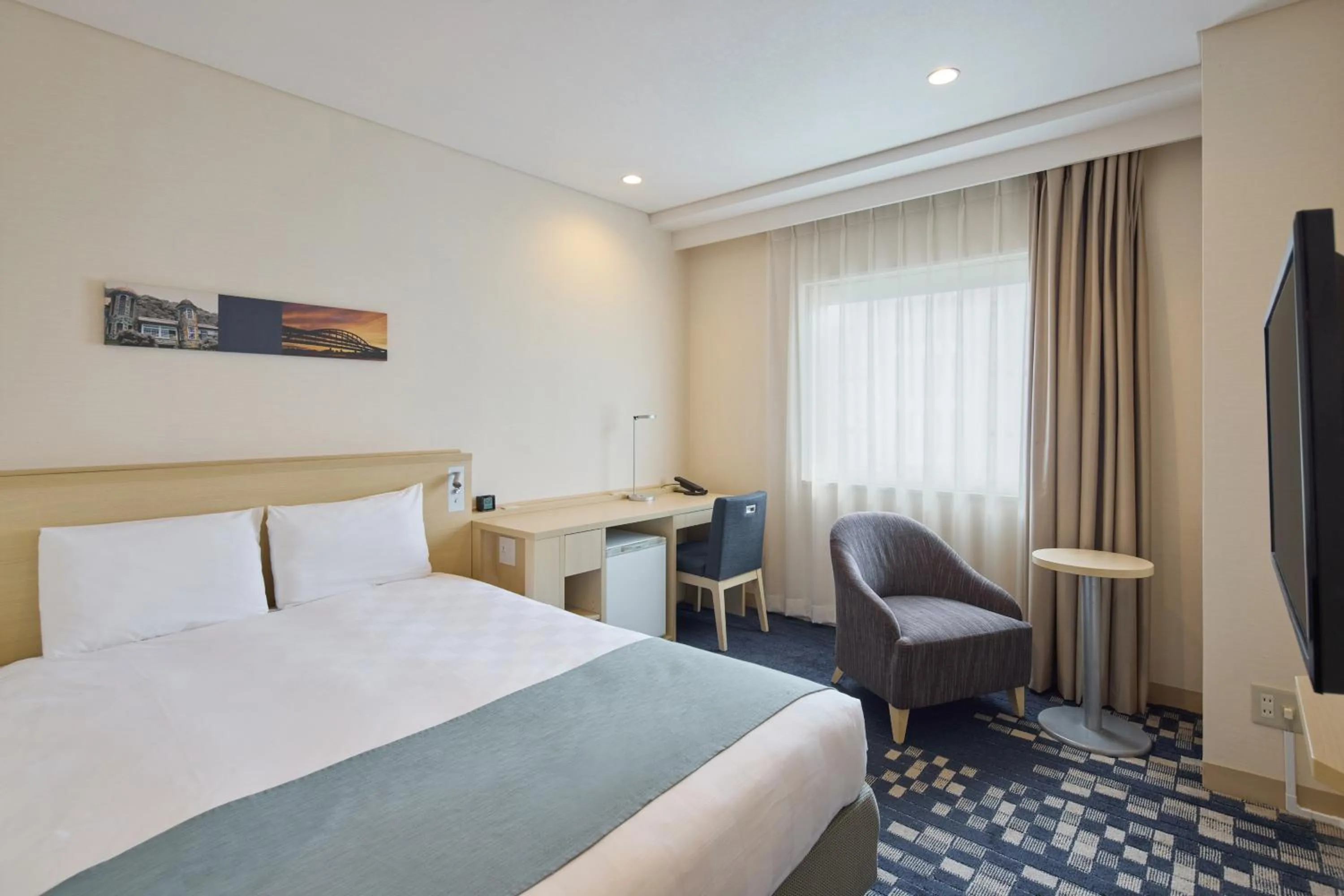 Photo of the whole room, Bed in Kobe Sannomiya Tokyu REI Hotel