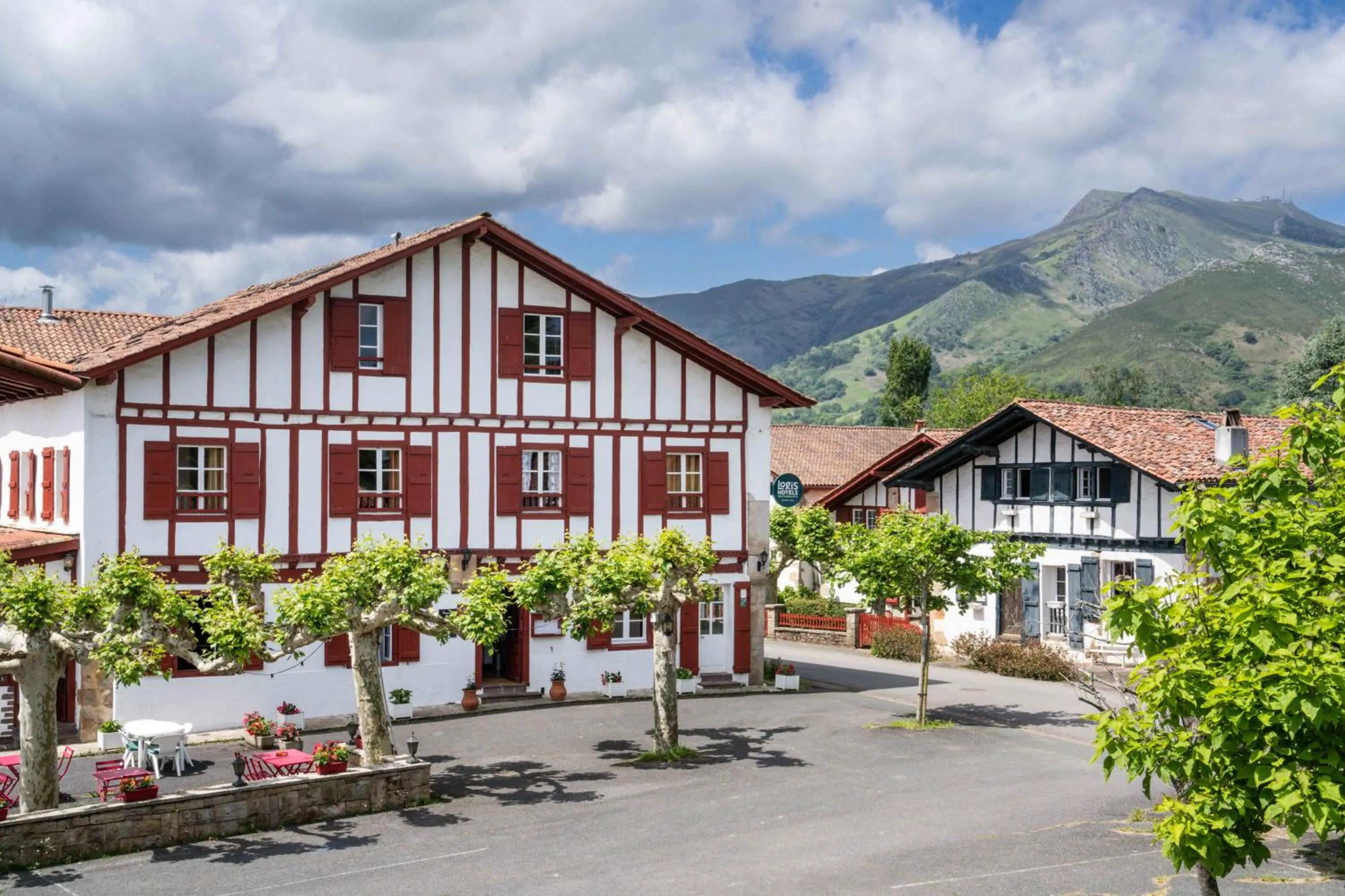Logis Hôtel Baratxartea