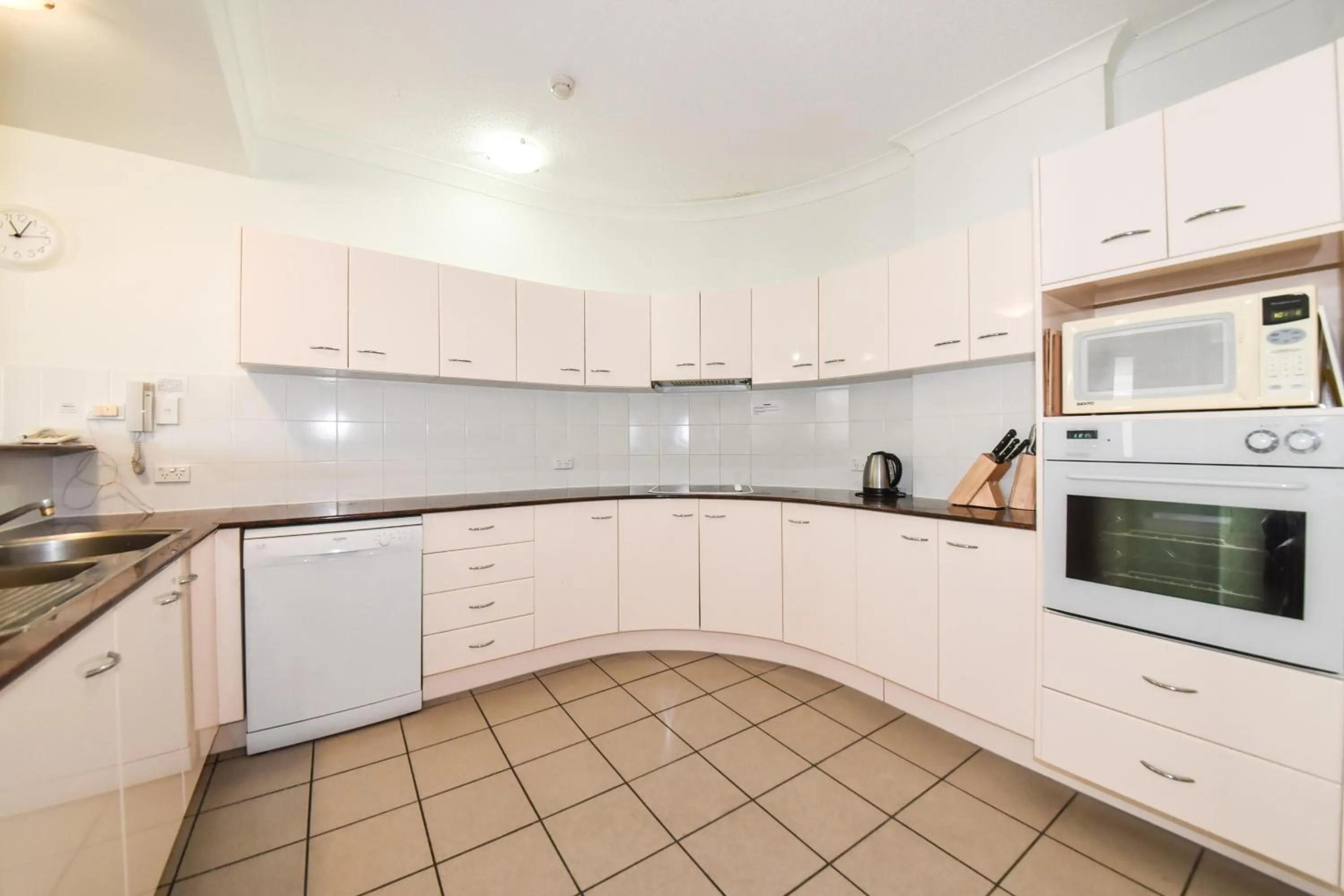 Kitchen or kitchenette in Founda Gardens Apartments