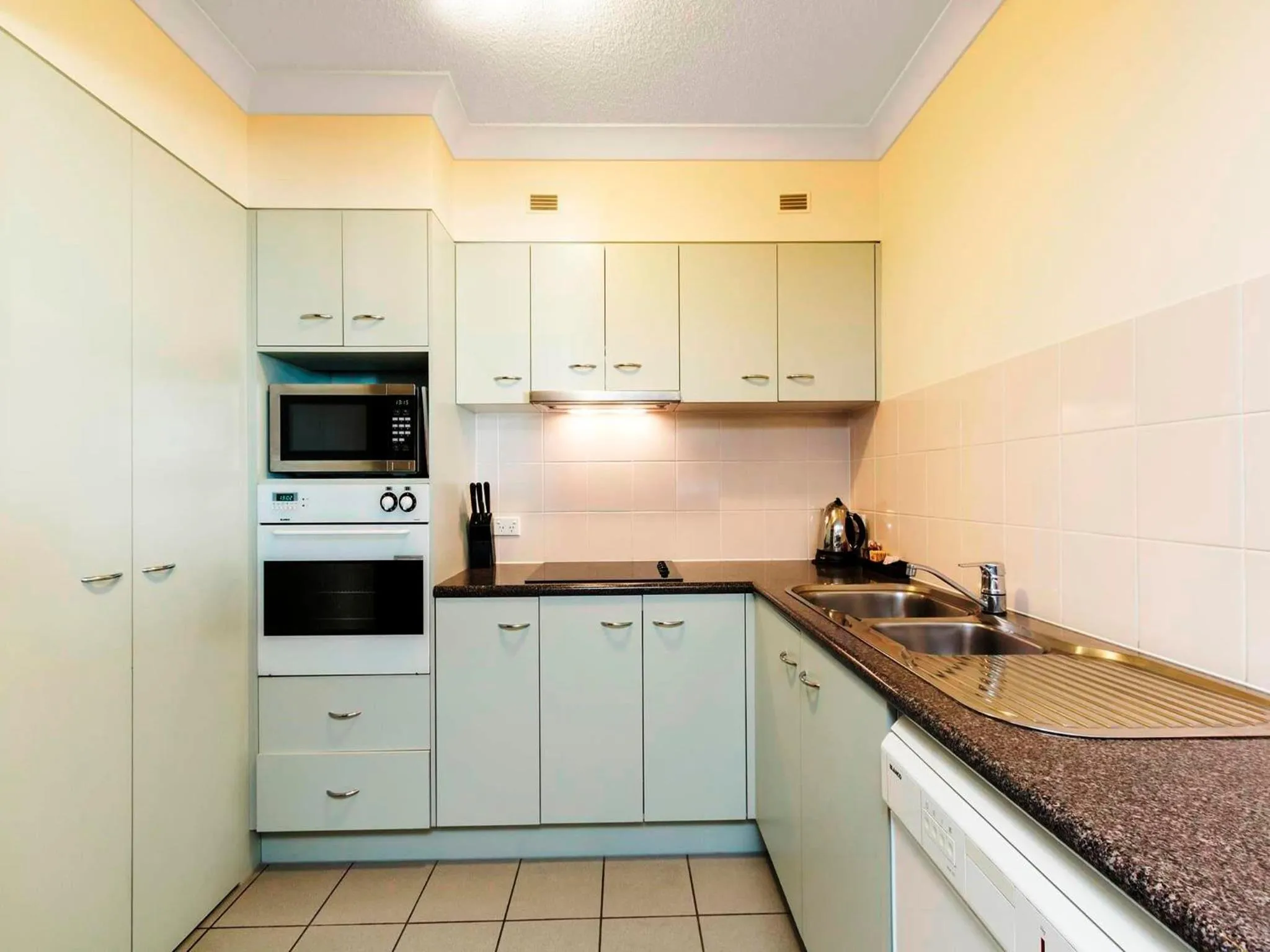 Kitchen or kitchenette in Founda Gardens Apartments