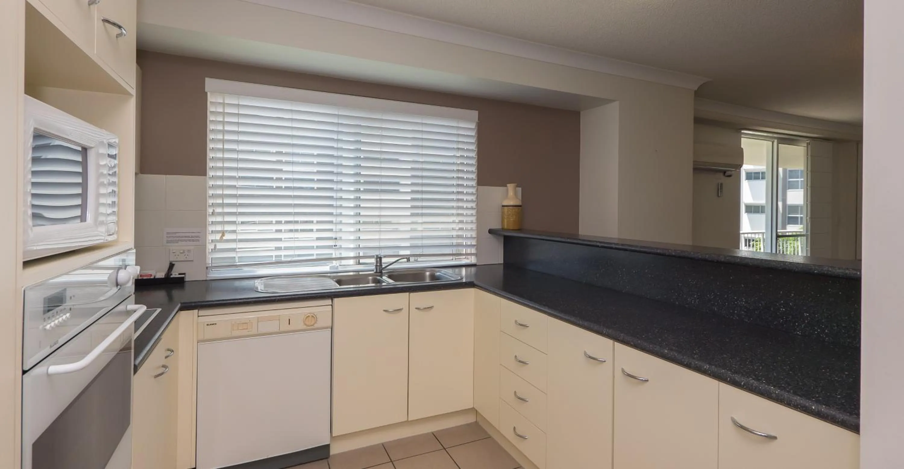 Kitchen or kitchenette in Founda Gardens Apartments