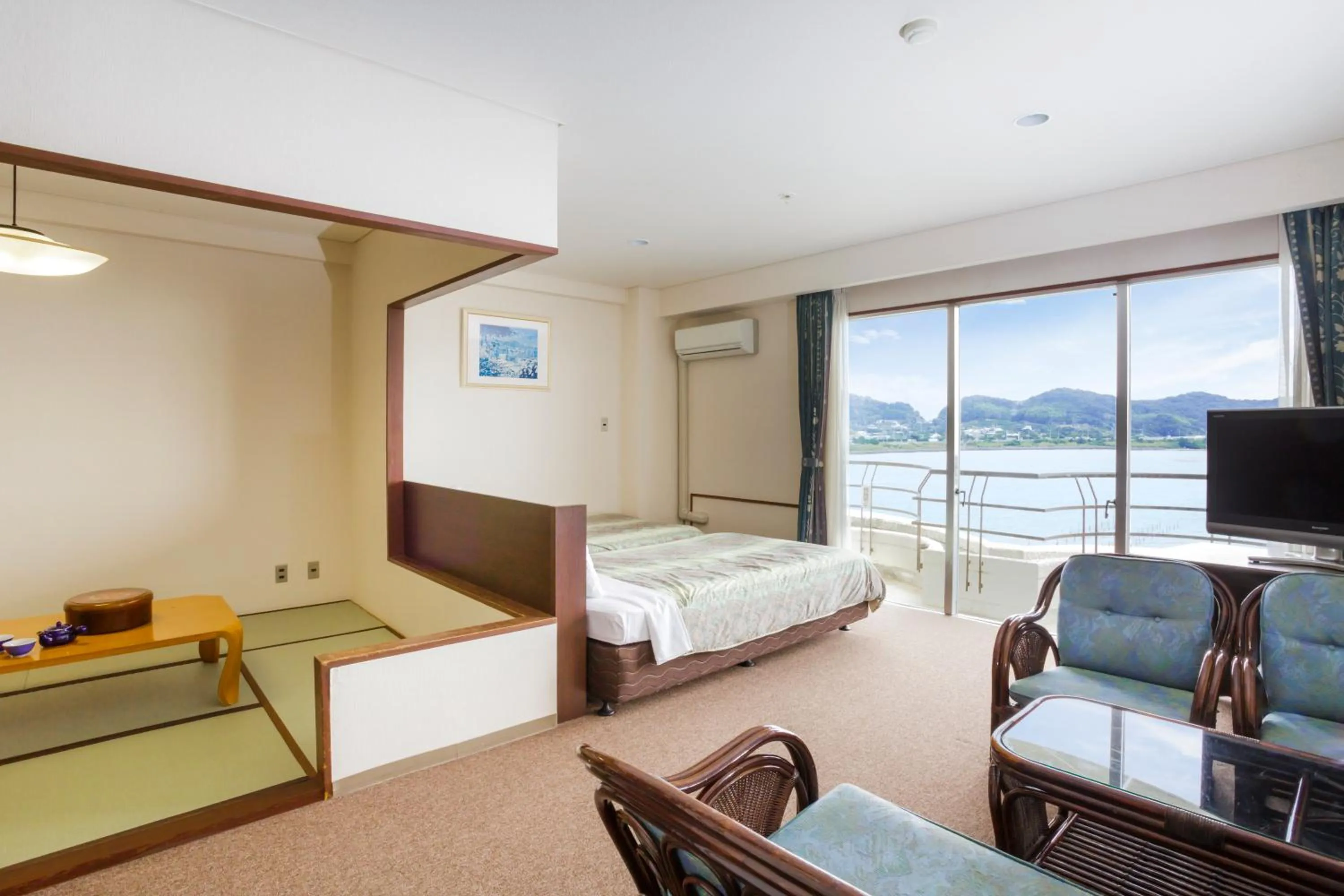 Lake view, Bed in Hotel Green Plaza Hamanako